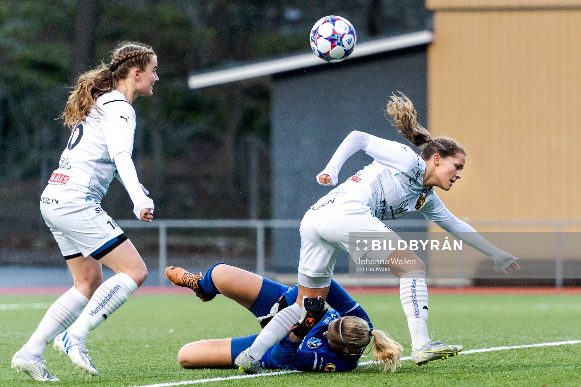 Umeås Thea Bäckström och Lotta Anderhed mot Växjös målvakt Tilda Torstensson under fotbollsmatchen i F19-slutspelet mellan Växjö och Umeå den 6 november 2022 i Stockholm.