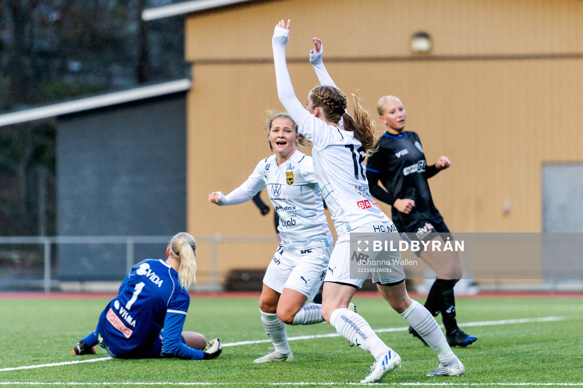 Växjös målvakt Tilda Torstensson deppar och Umeås Lotta