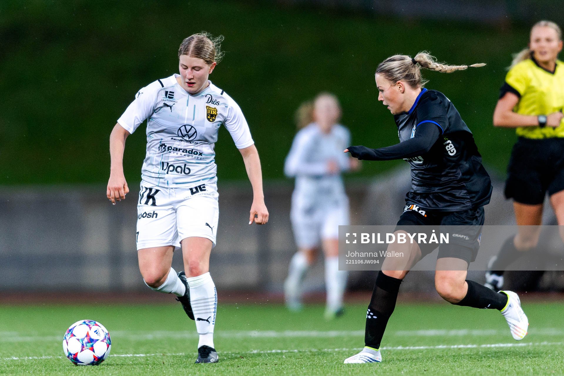 Umeås Stina Andersson och Växjös Elvira Hammarbäck under fotbollsmatchen i F19-slutspelet mellan Växjö och Umeå den 6 november 2022 i Stockholm. 