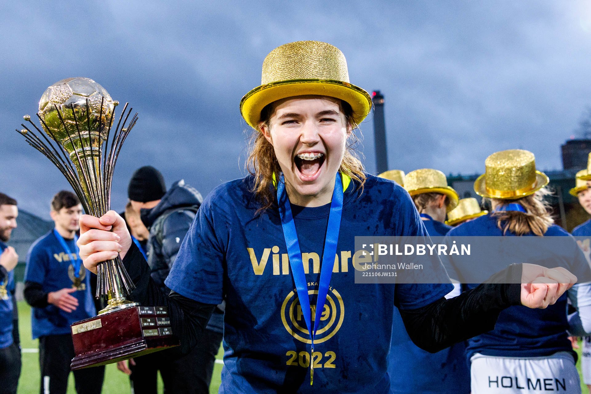 Umeås målvakt Ella Holmberg jublar efter fotbollsmatchen i F19-slutspelet mellan Växjö och Umeå den 6 november 2022 i Stockholm. 