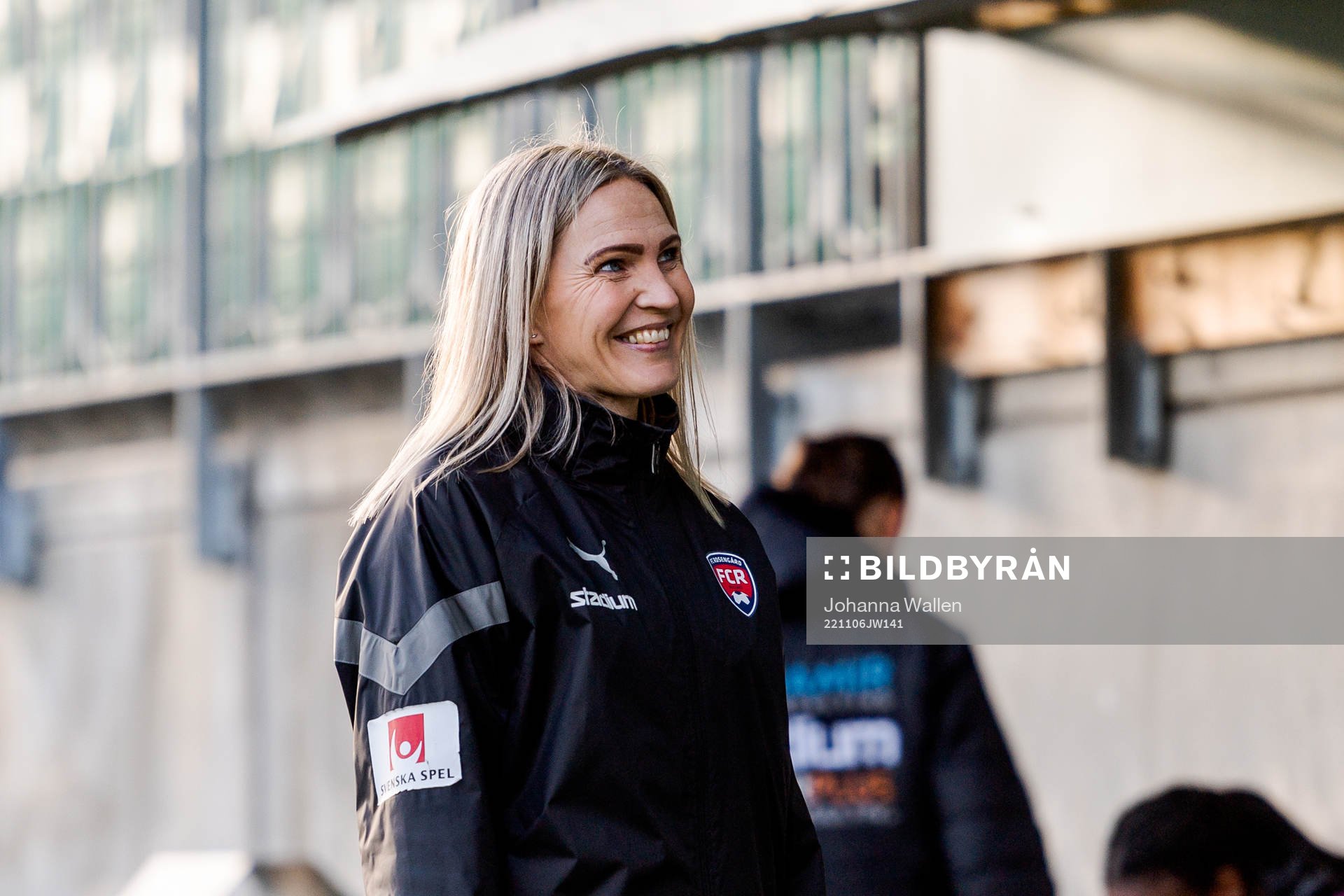 FC Rosengårds tränare Heidi Kackur jublar under fotbollsmatchen i F19-slutspelet mellan Brommapojkarna och FC Rosengård den 6 november 2022 i Stockholm.