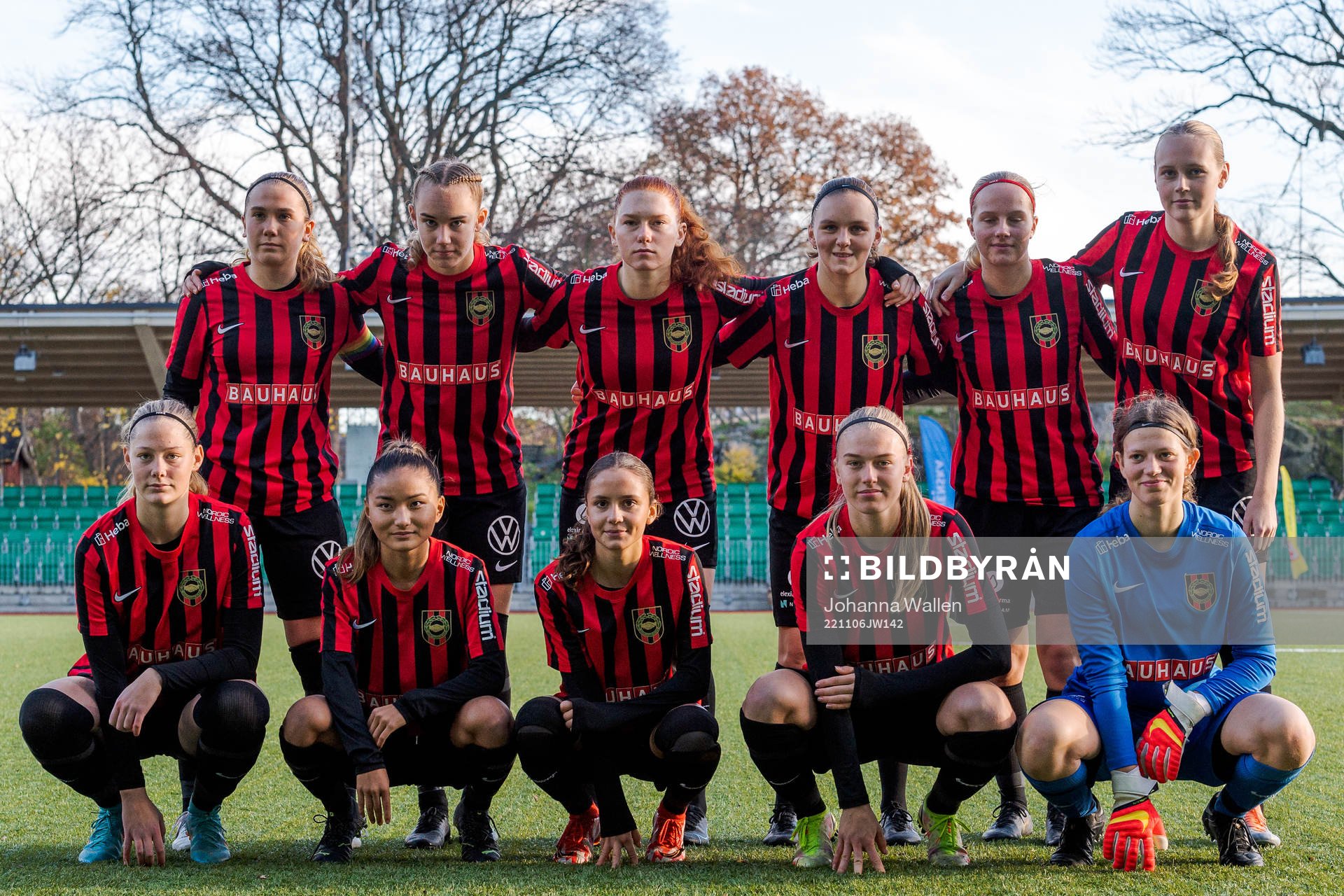 Brommapojkarnas startelva ställer upp för en lagbild