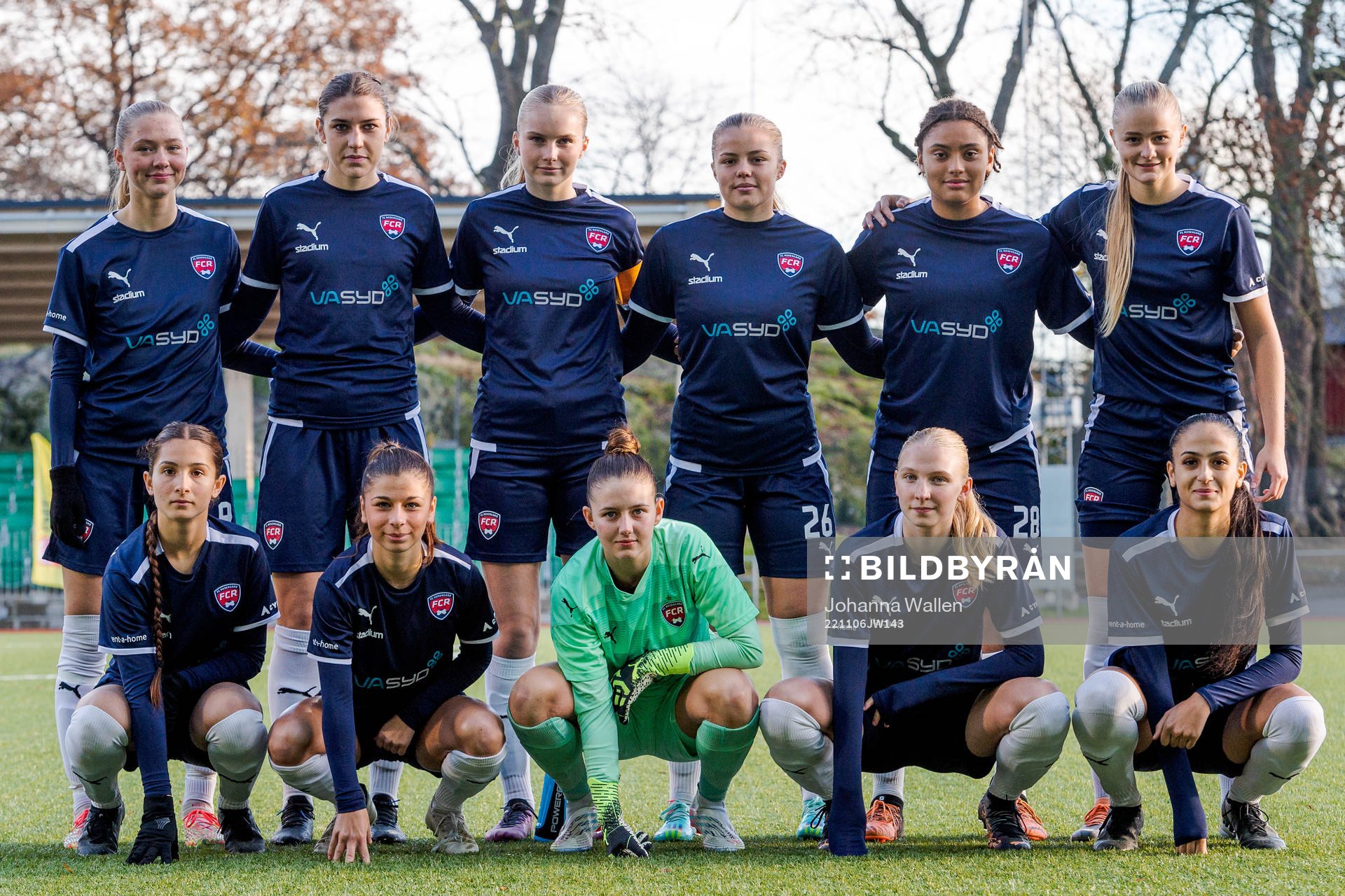 FC Rosengårds startelva ställer upp för en lagbild