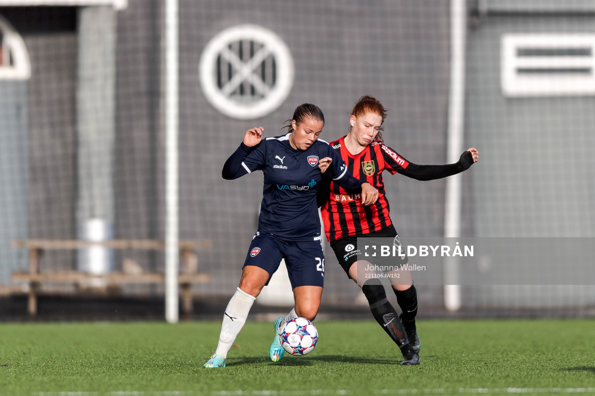 FC Rosengårds Tilde Björklund och Brommapojkarnas Tindra Cederholm under fotbollsmatchen i F19-slutspelet mellan Brommapojkarna och FC Rosengård den 6 november 2022 i Stockholm.