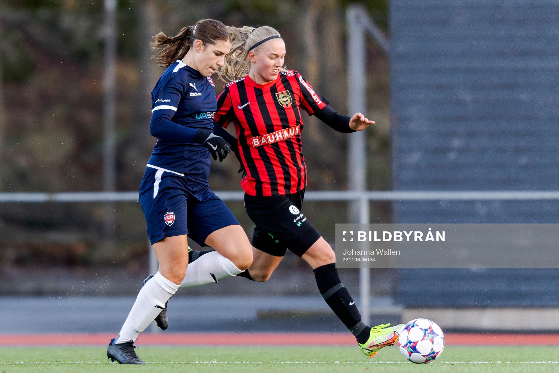 FC Rosengårds Vera Ivarsson och Brommapojkarnas Saga Swedman under fotbollsmatchen i F19-slutspelet mellan Brommapojkarna och FC Rosengård den 6 november 2022 i Stockholm.