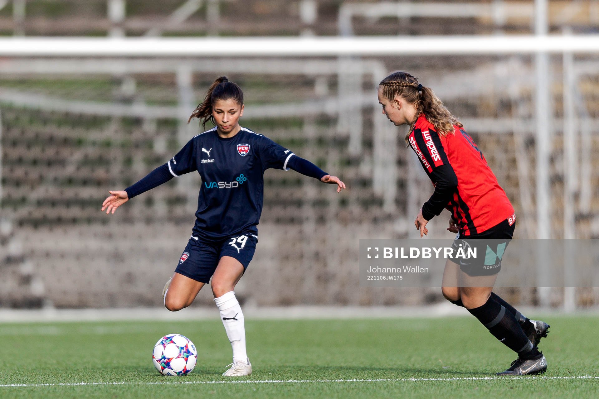 FC Rosengårds Mikaela Stojanovska och Brommapojkarnas Smilla Lönn under fotbollsmatchen i F19-slutspelet mellan Brommapojkarna och FC Rosengård den 6 november 2022 i Stockholm.