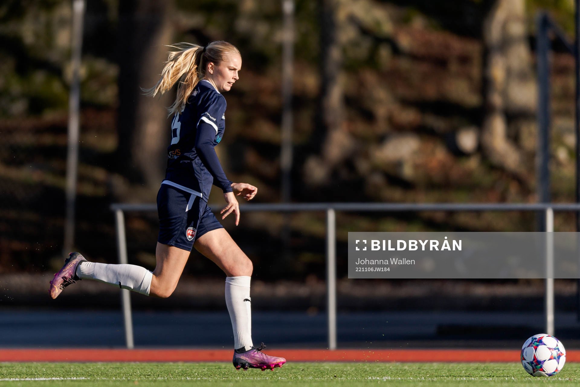 FC Rosengårds Tova Persson under fotbollsmatchen i F19-slutspelet mellan Brommapojkarna och FC Rosengård den 6 november 2022 i Stockholm. 