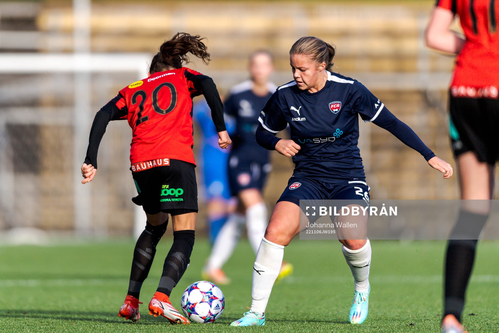Brommapojkarnas Vera Blom och FC Rosengårds Tilde Björklund under fotbollsmatchen i F19-slutspelet mellan Brommapojkarna och FC Rosengård den 6 november 2022 i Stockholm. 