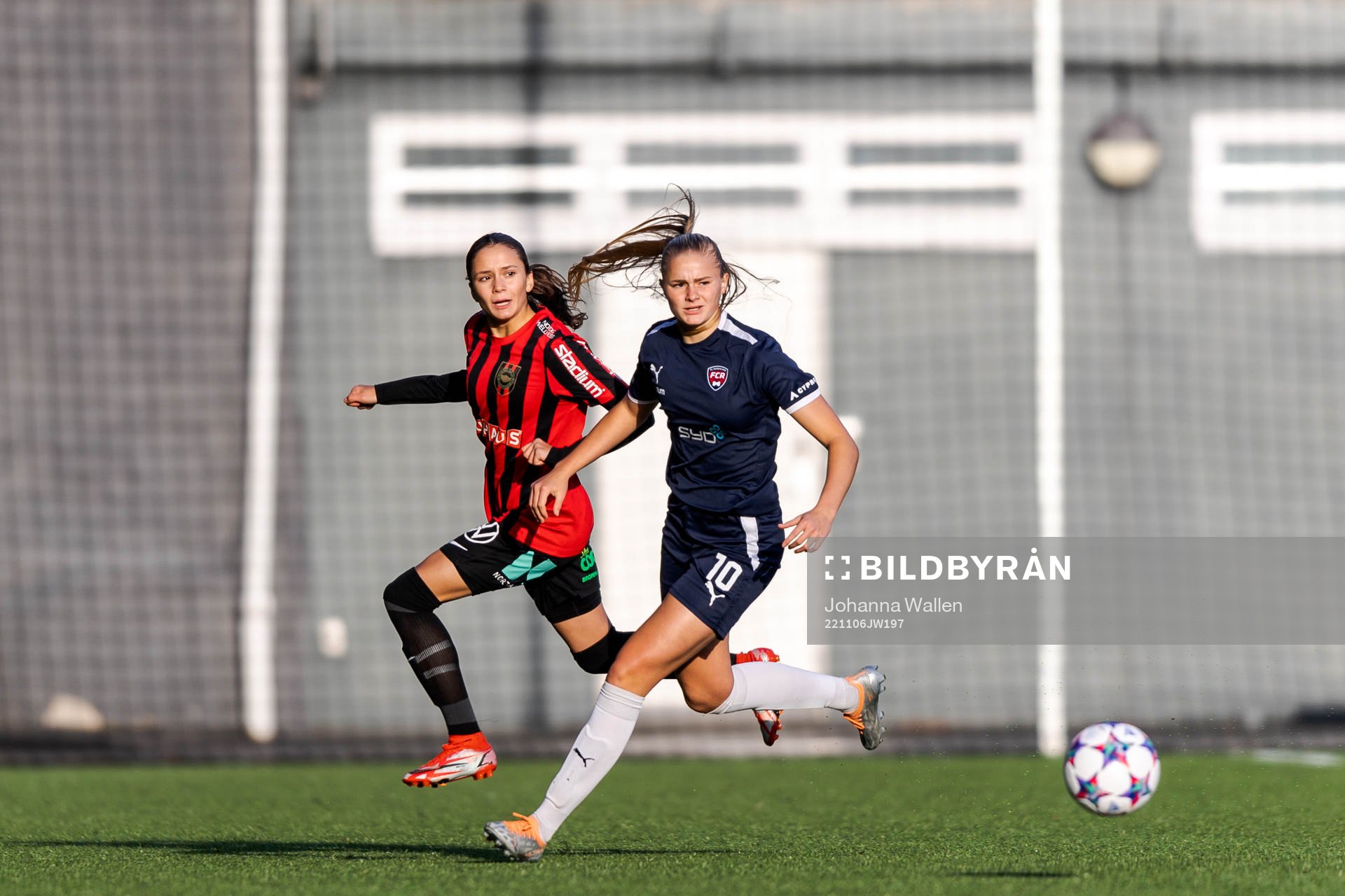 Brommapojkarnas Vera Blom och FC Rosengårds Hanna Stenberg