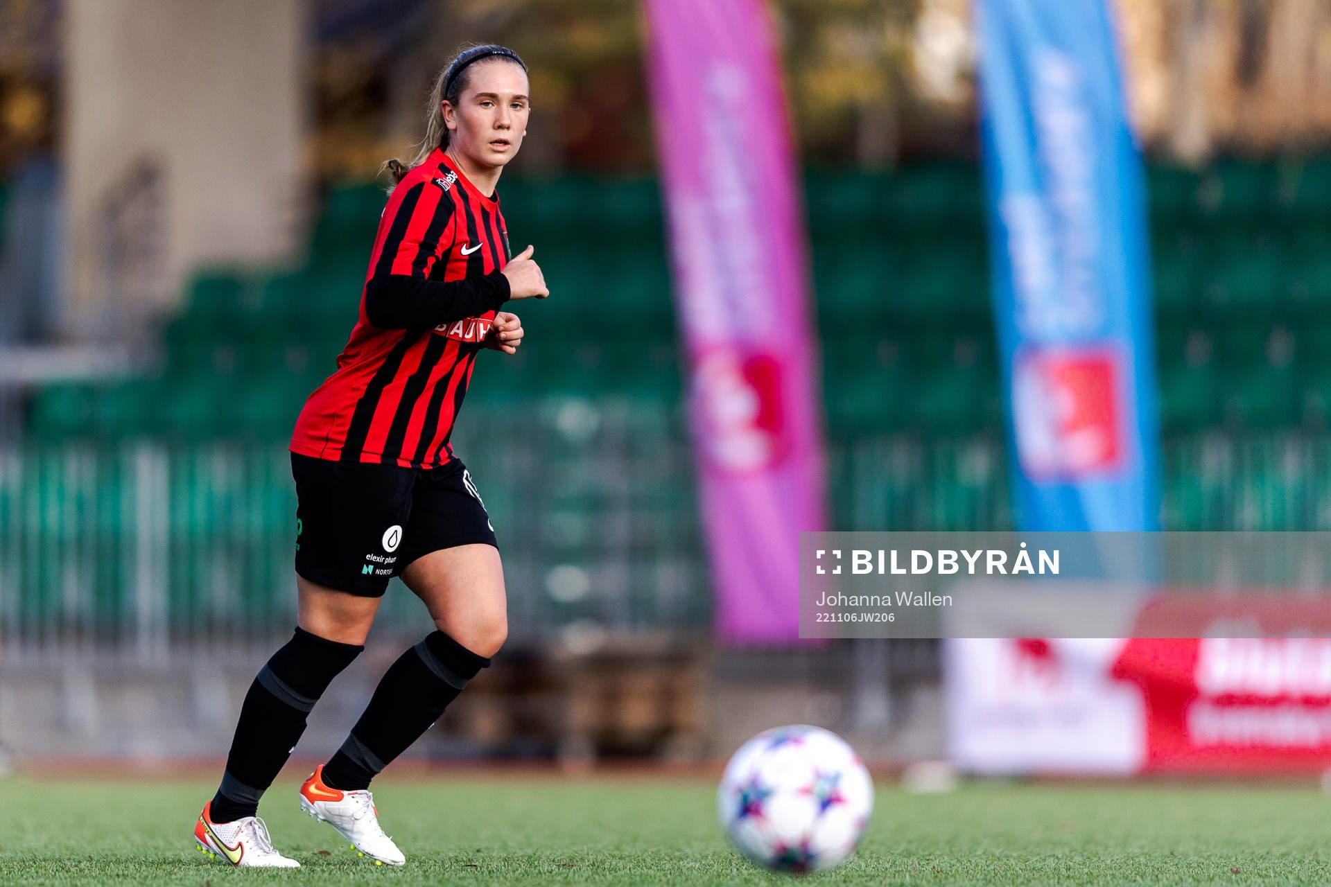 Brommapojkarnas Ebba Hjalmarsson under fotbollsmatchen i F19-slutspelet mellan Brommapojkarna och FC Rosengård den 6 november 2022 i Stockholm.