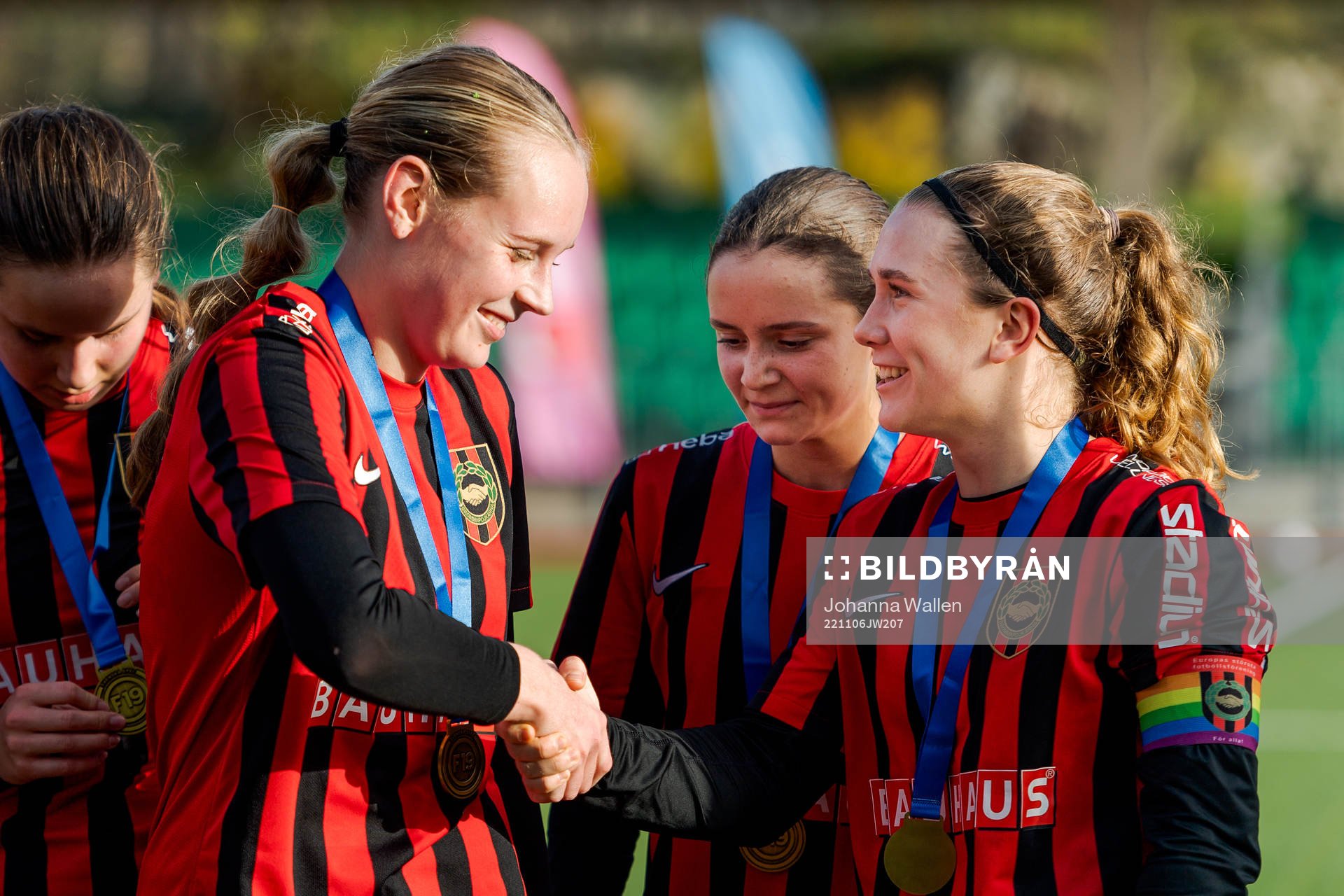Brommapojkarnas Line Wessman och Ebba Hjalmarsson jublar