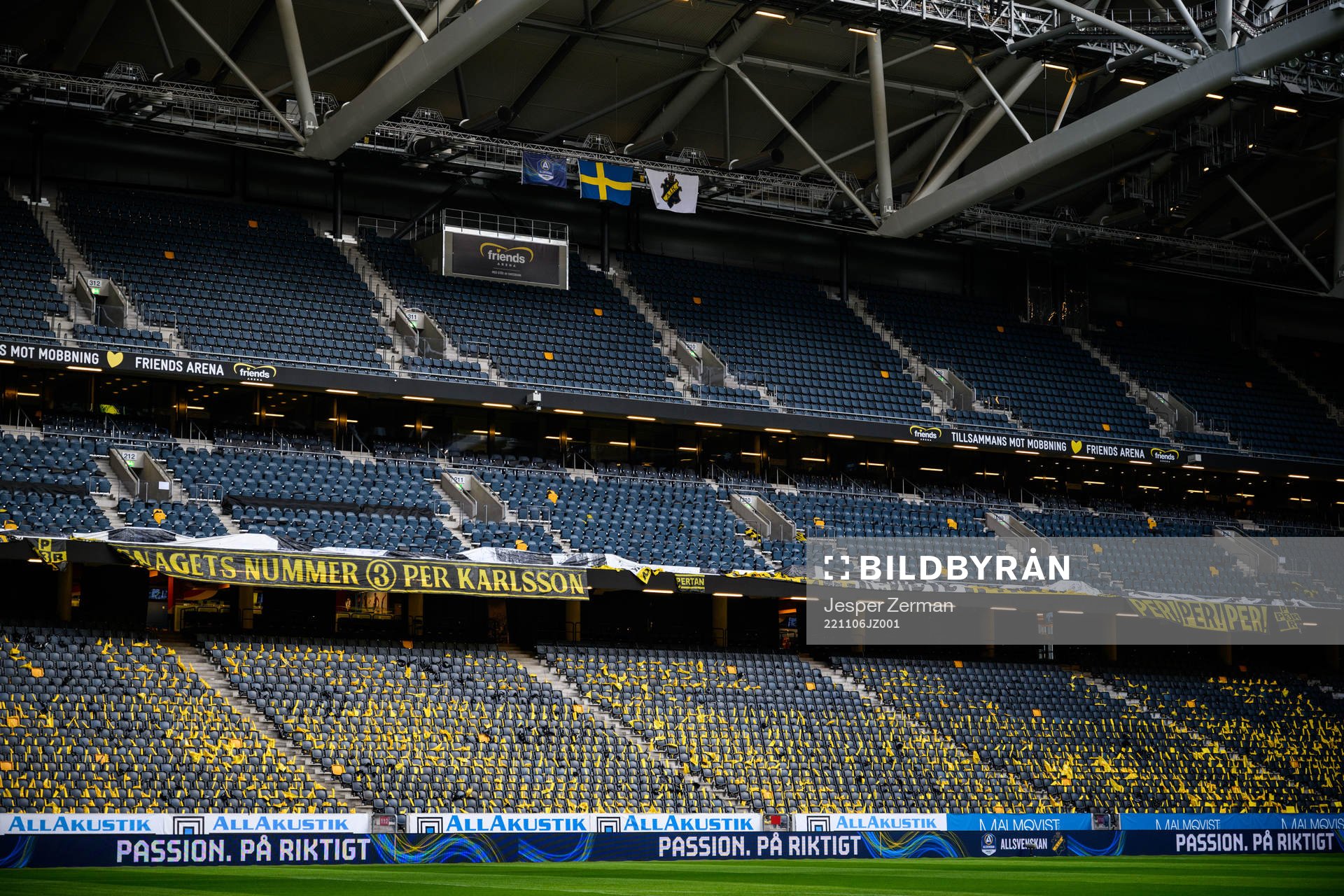 Flaggor och banderoller på den östra läktaren på Friends Arena inför fotbollsmatchen i Allsvenskan mellan AIK och Elfsborg den 6 november 2022 i Stockholm. 
