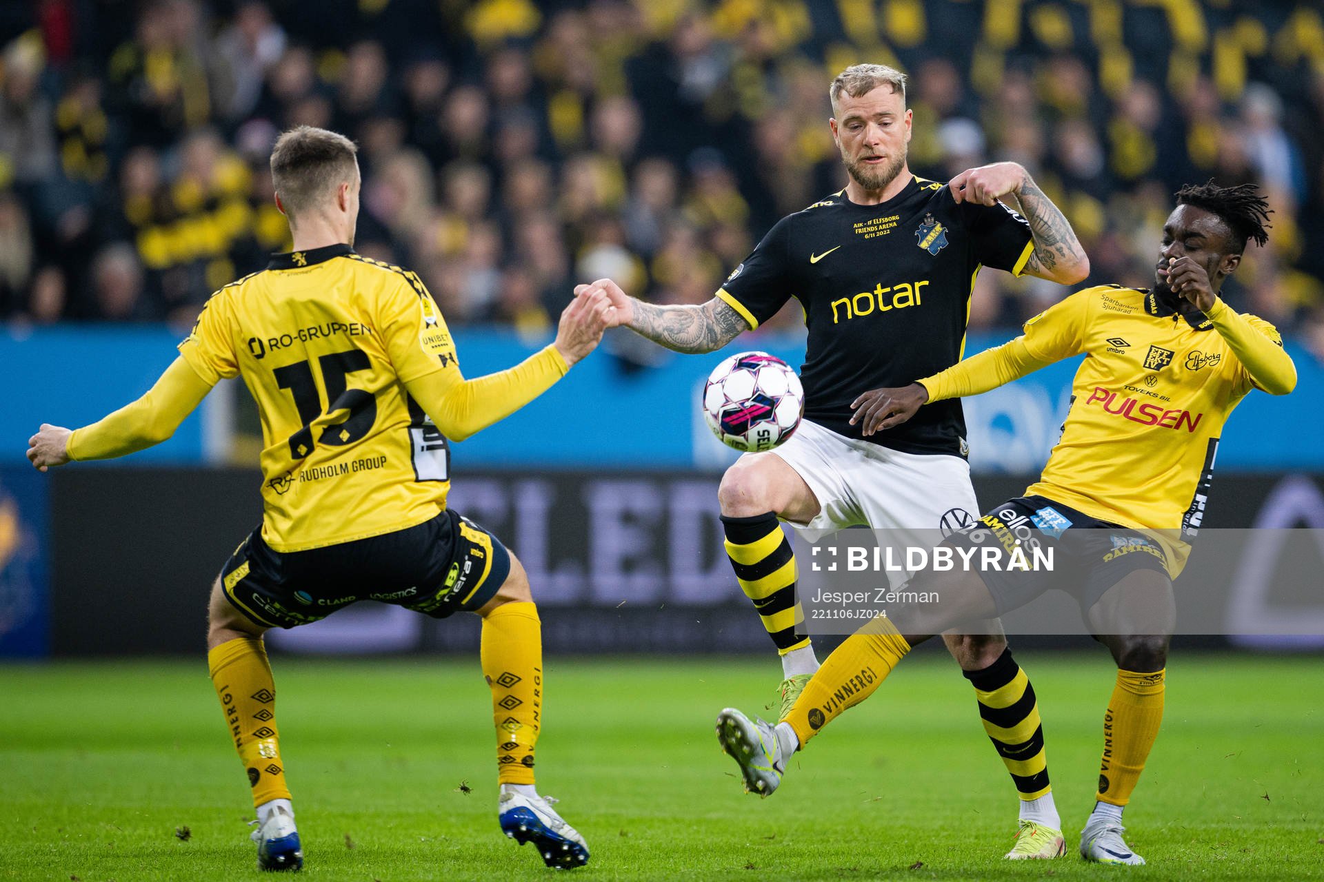 Elfsborgs Leo Väisänen och Emmanuel Boateng försvarar