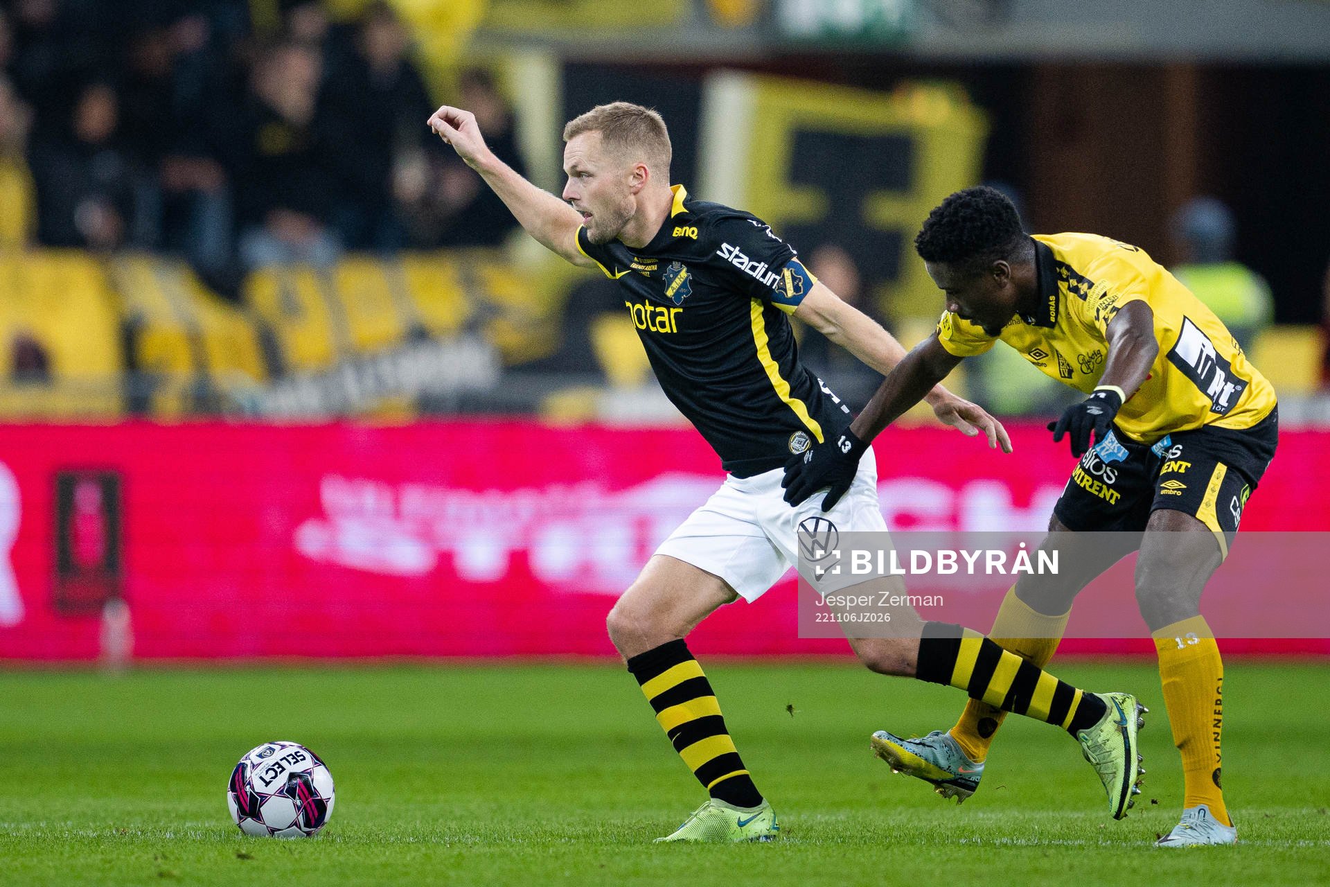 AIKs Sebastian Larsson och Elfsborgs Michael Baidoo