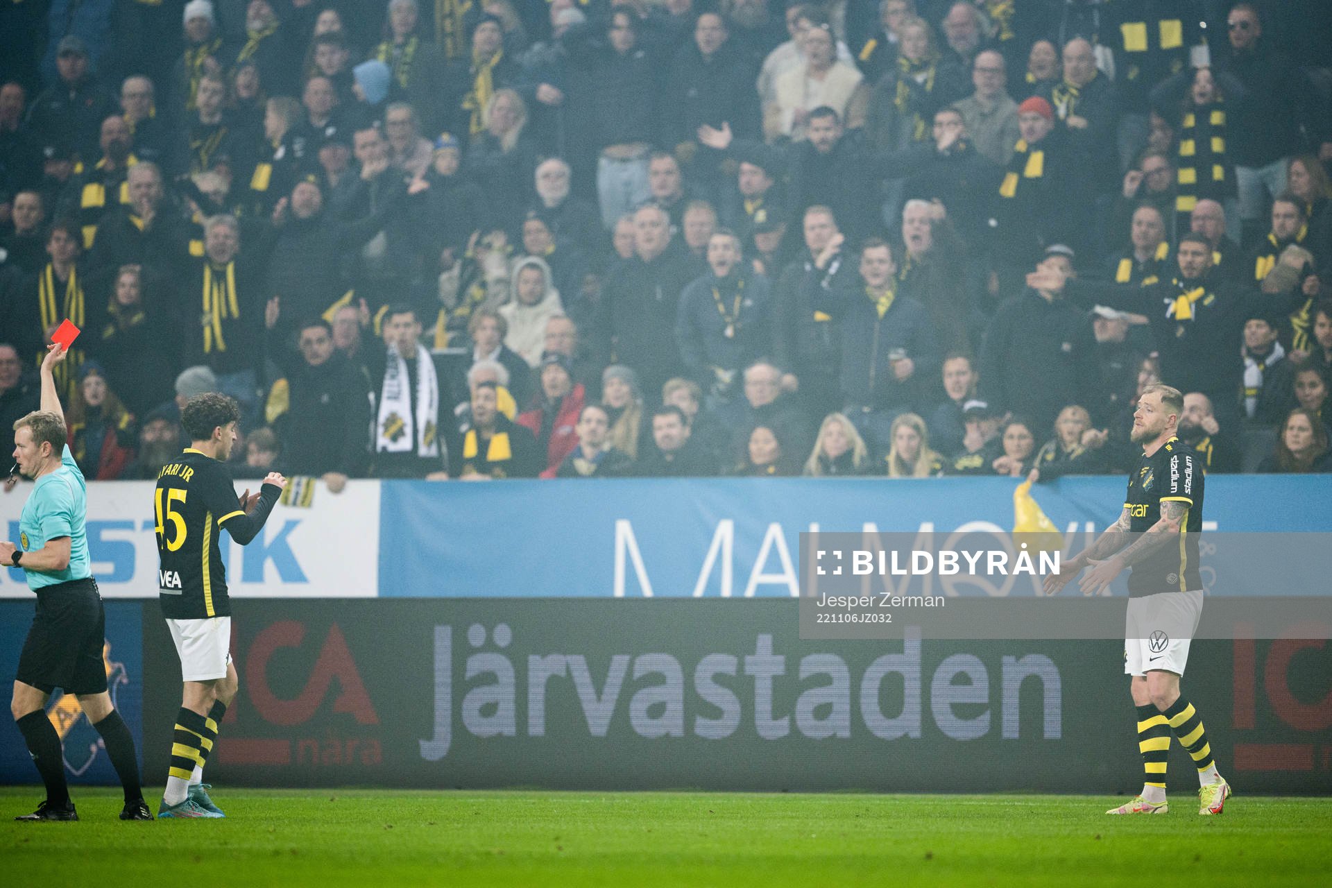 AIKs John Guidetti får rött kort av Domare Fredrik Klitte