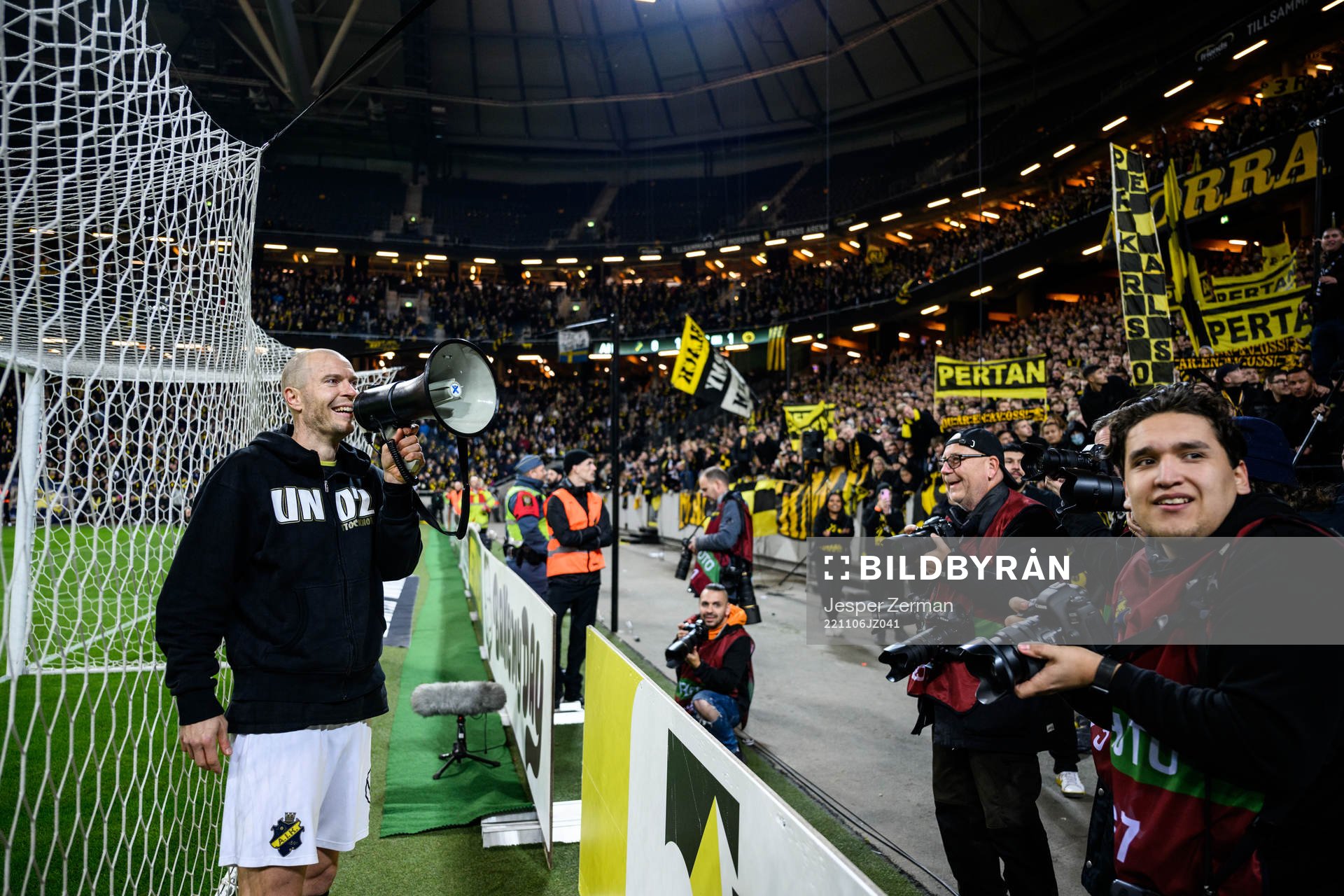 AIKs Per Karlsson tackas av efter fotbollsmatchen i Allsvenskan mellan AIK och Elfsborg den 6 november 2022 i Stockholm. 