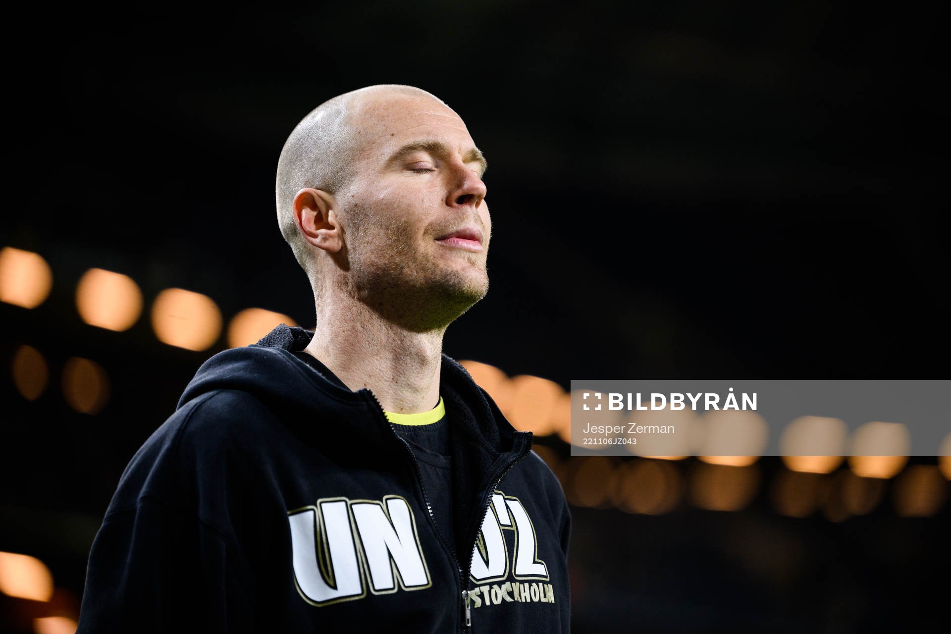 AIKs Per Karlsson tackas av