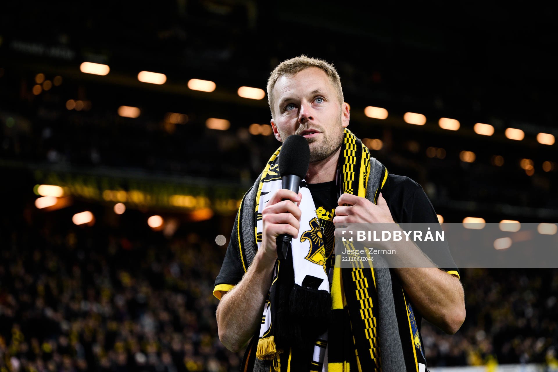 AIKs Sebastian Larsson tackas av efter fotbollsmatchen i Allsvenskan mellan AIK och Elfsborg den 6 november 2022 i Stockholm. 