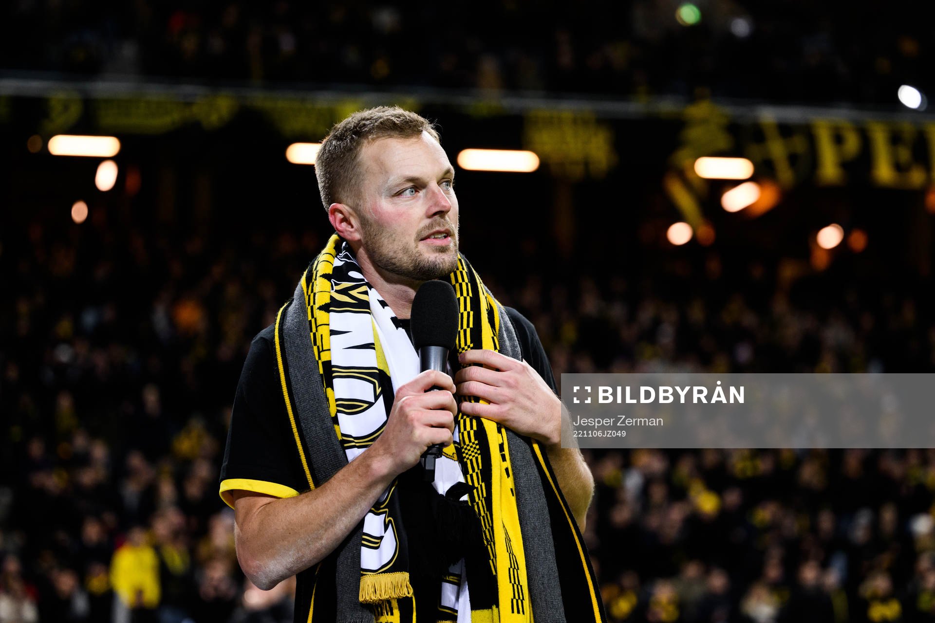 AIKs Sebastian Larsson tackas av efter fotbollsmatchen i Allsvenskan mellan AIK och Elfsborg den 6 november 2022 i Stockholm. 