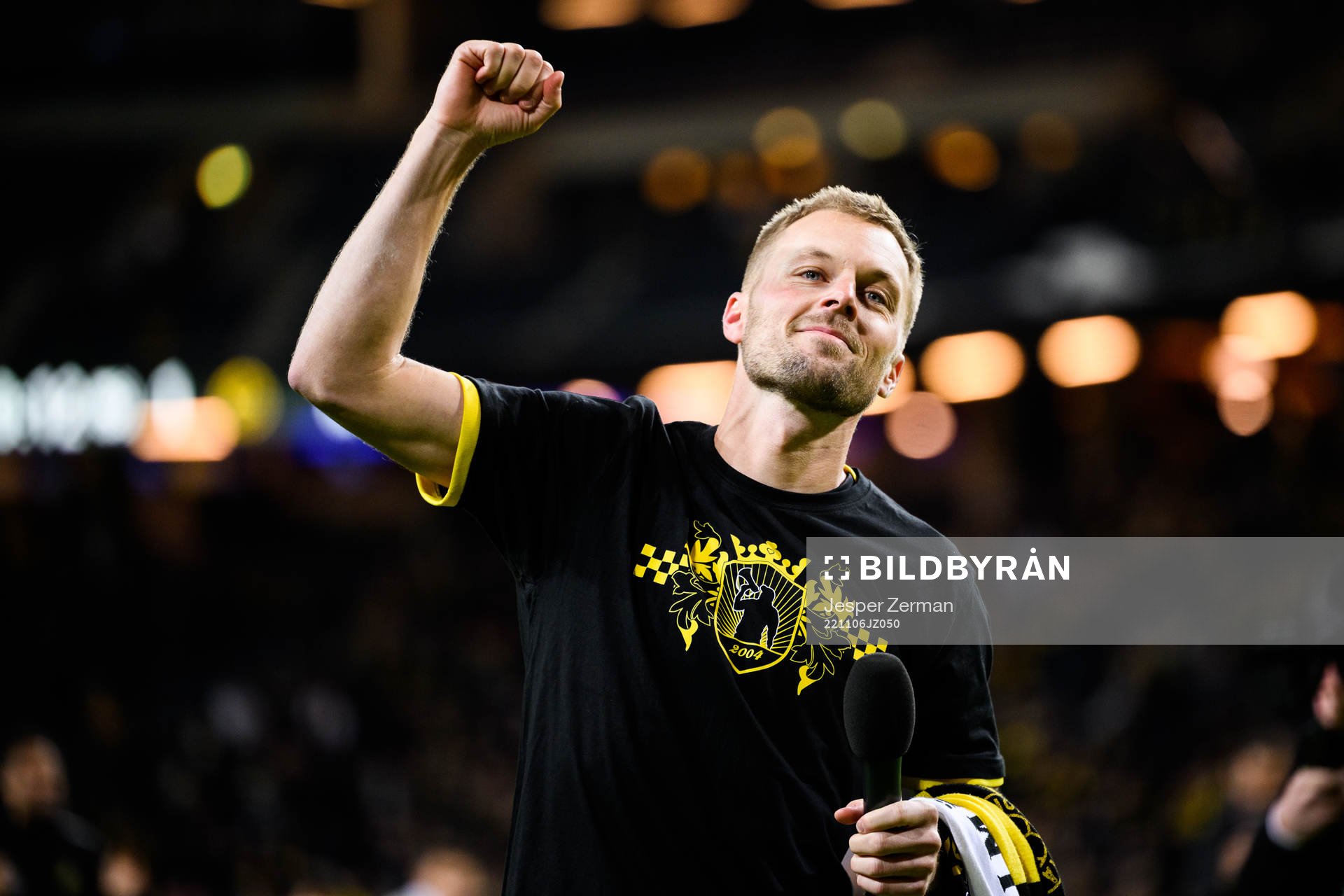 AIKs Sebastian Larsson tackas av