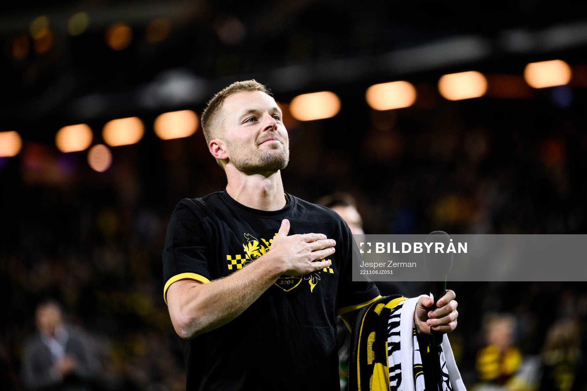 AIKs Sebastian Larsson tackas av efter fotbollsmatchen i Allsvenskan mellan AIK och Elfsborg den 6 november 2022 i Stockholm. 