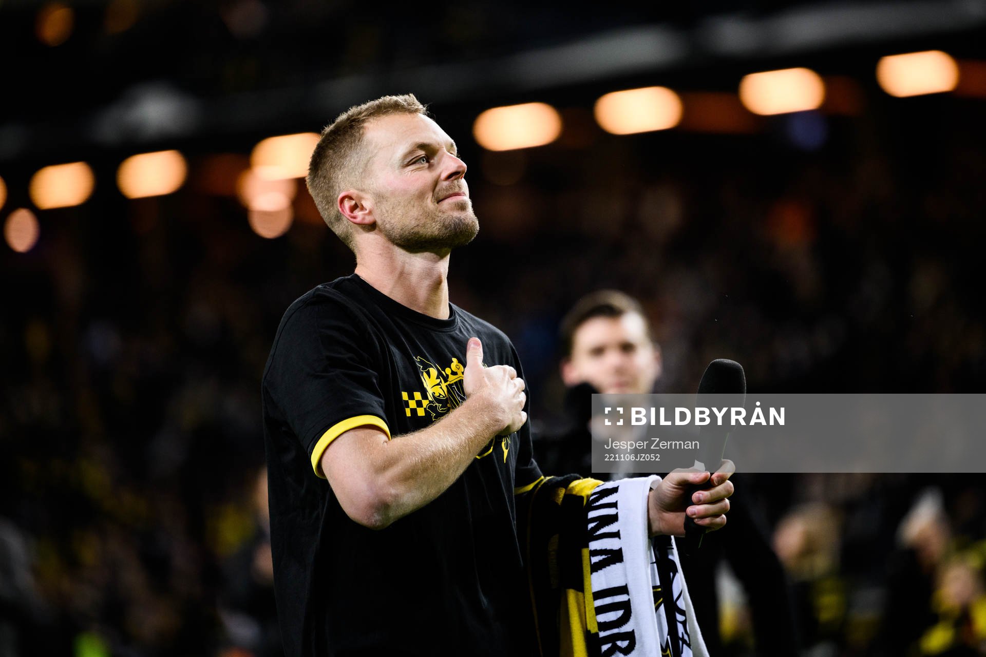 AIKs Sebastian Larsson tackas av