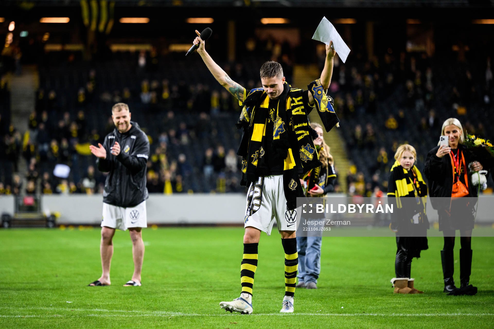 AIKs Mikael Lustig tackas av