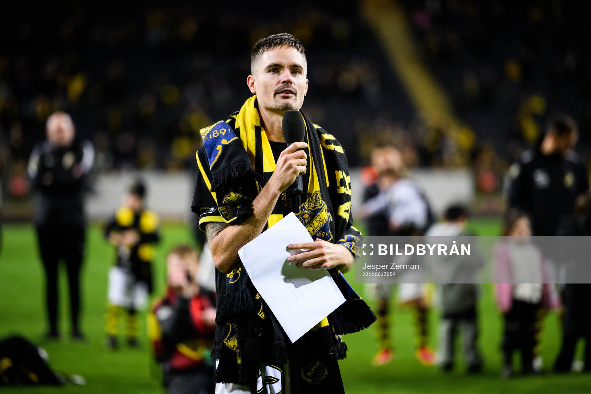 AIKs Mikael Lustig tackas av