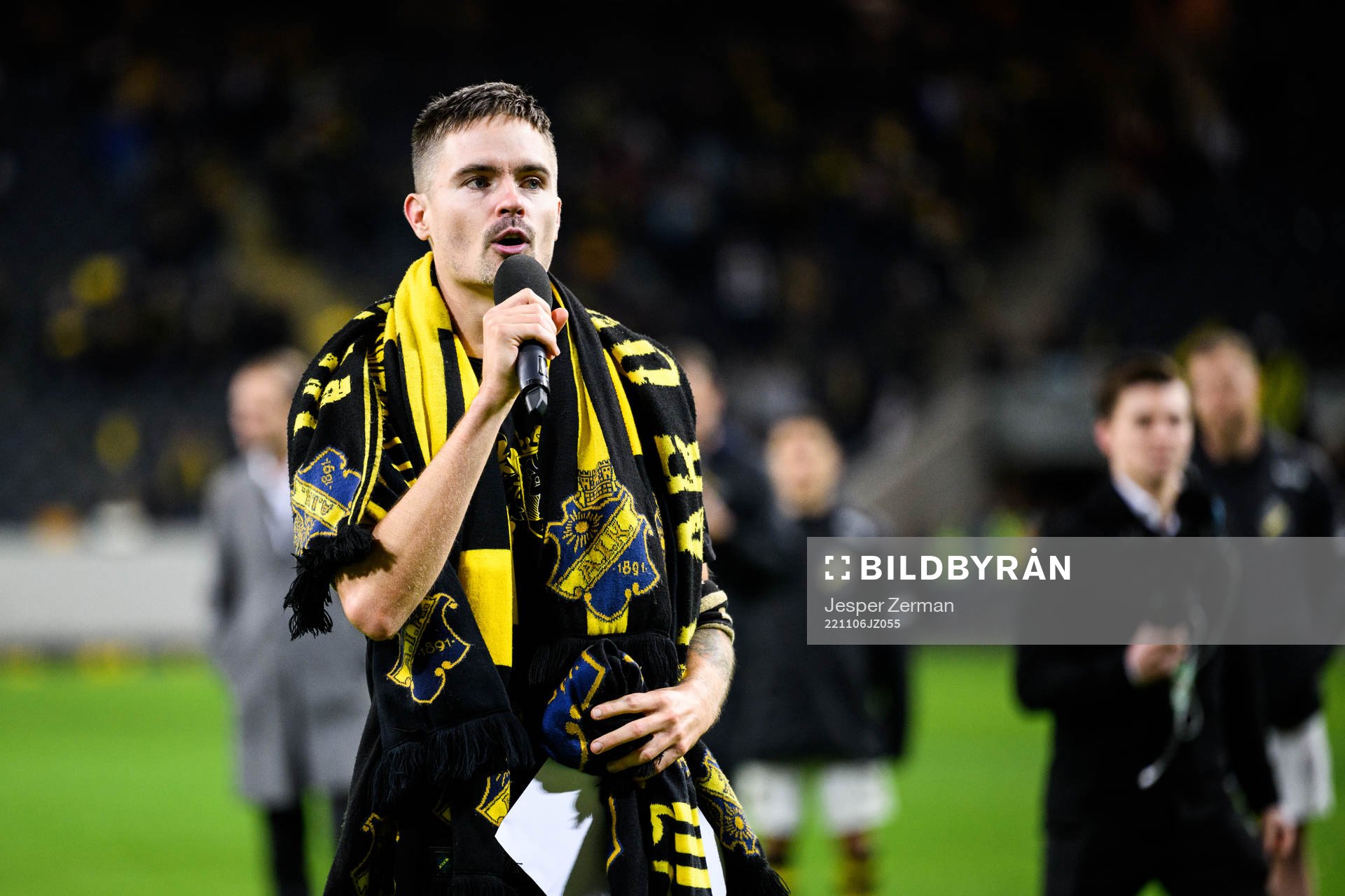 AIKs Mikael Lustig tackas av efter fotbollsmatchen i Allsvenskan mellan AIK och Elfsborg den 6 november 2022 i Stockholm. 