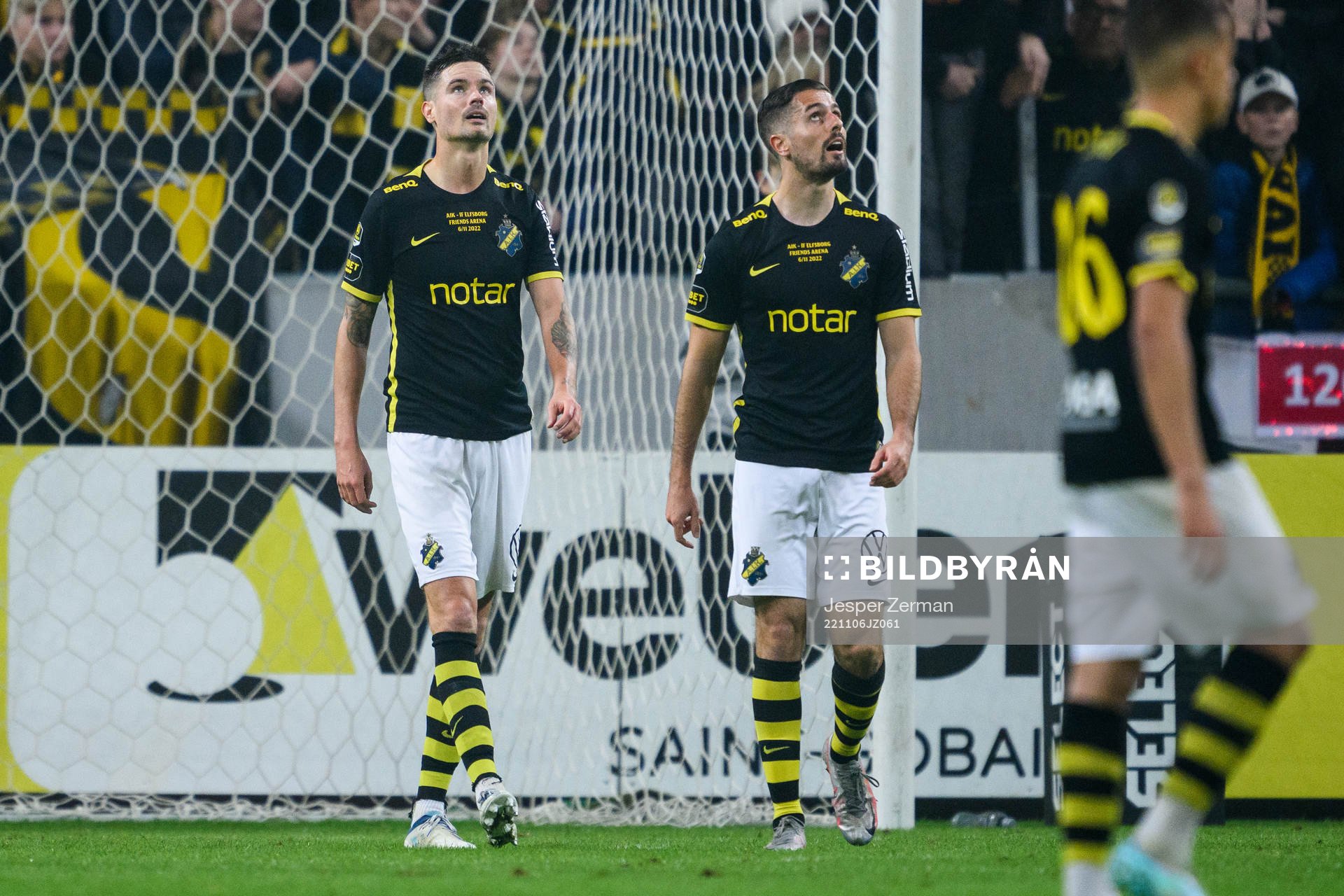 AIKs Mikael Lustig och Zachary Elbouzedi deppar
