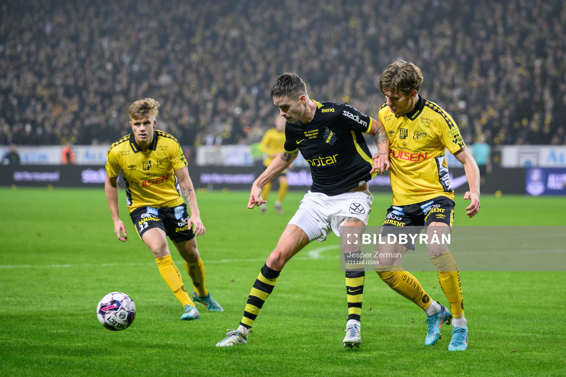 Elfsborgs Kevin Holmen och Noah Söderberg mot AIKs Mikael