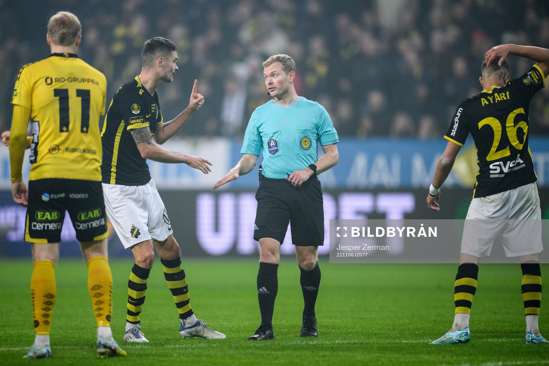AIKs Mikael Lustig och Domare Fredrik Klitte