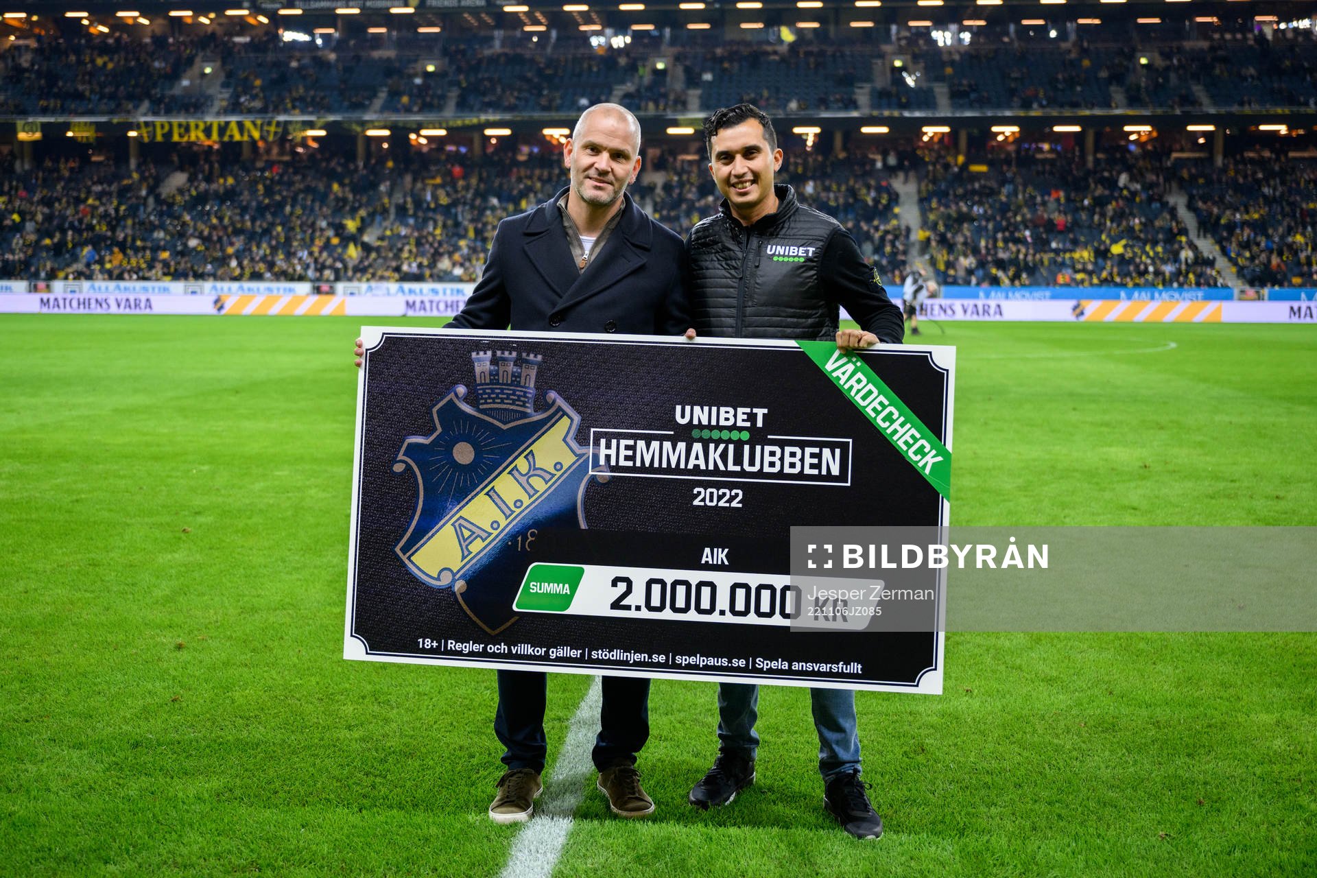 s VD Manuel Lindberg tar emot en check från Unibet