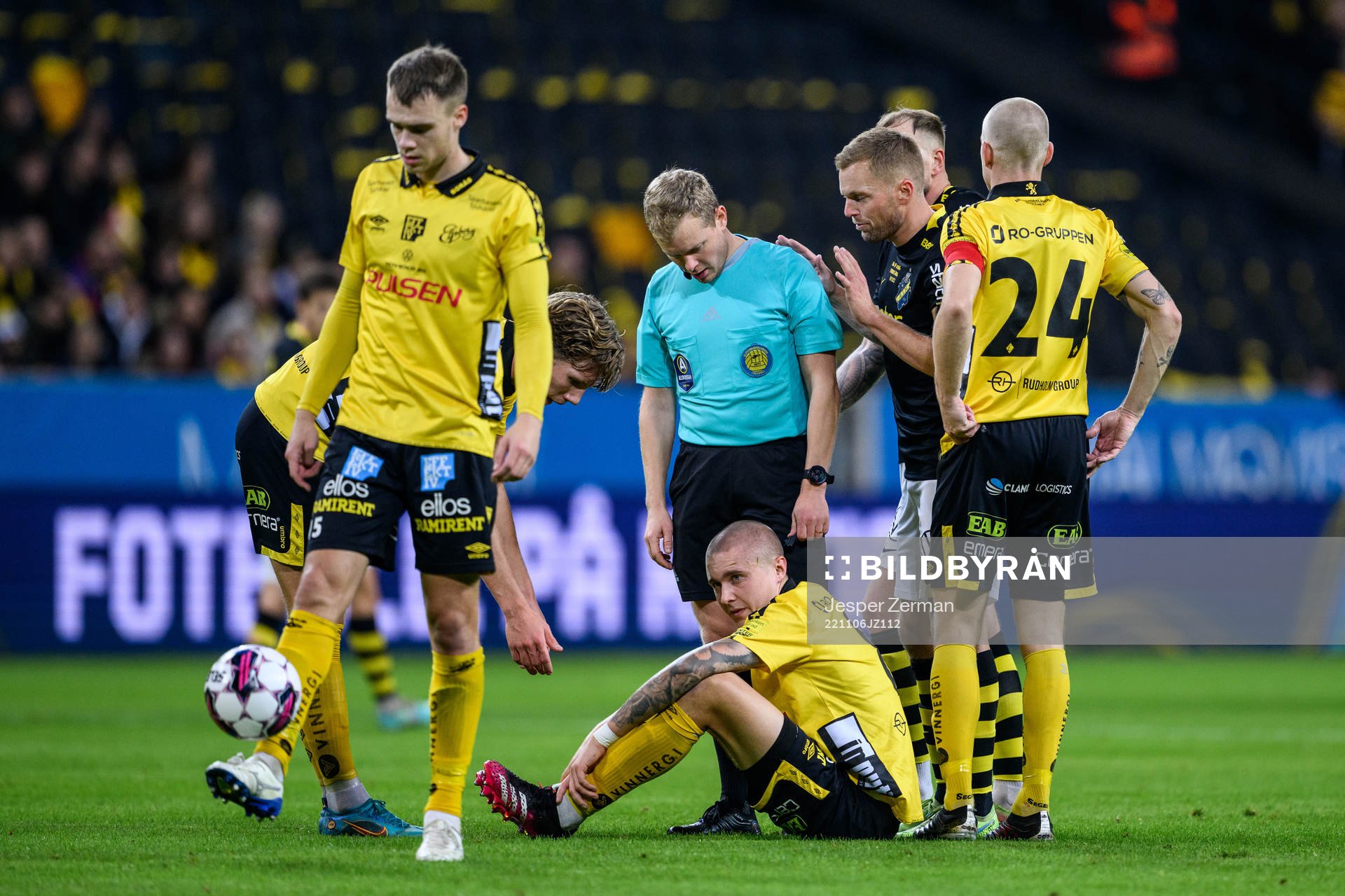 Elfsborgs Sebastian Holmen har ont under fotbollsmatchen i Allsvenskan mellan AIK och Elfsborg den 6 november 2022 i Stockholm. 