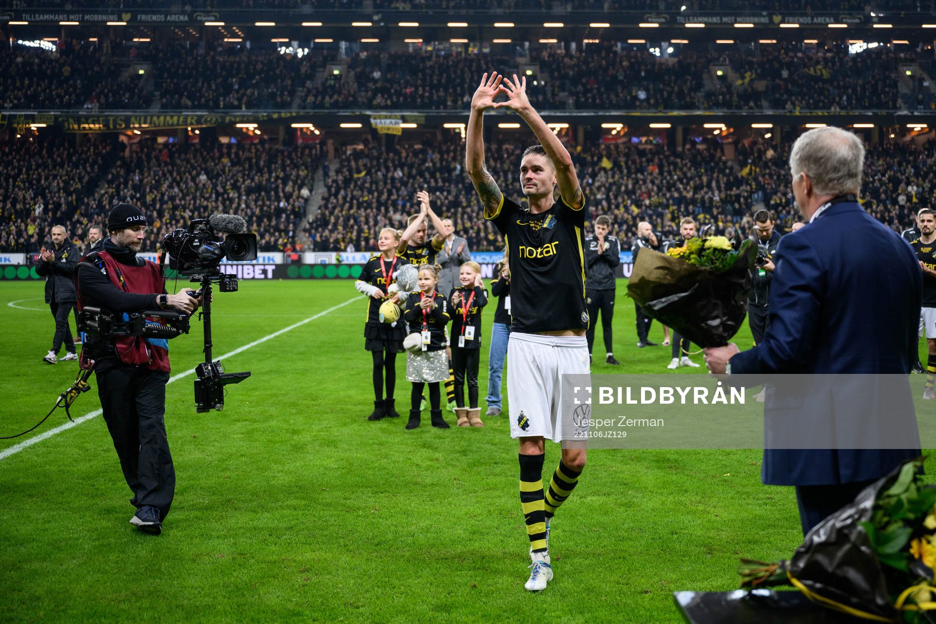 AIKs Mikael Lustig tackas av efter fotbollsmatchen i Allsvenskan mellan AIK och Elfsborg den 6 november 2022 i Stockholm. 