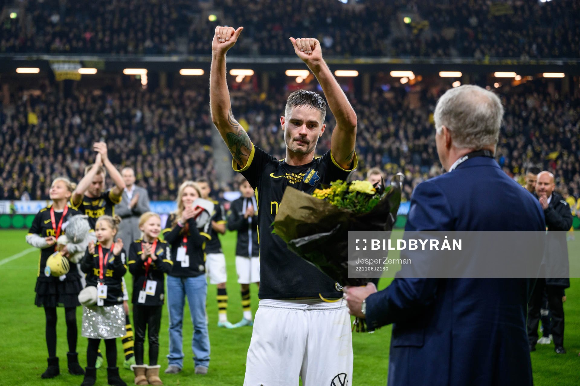 AIKs Mikael Lustig tackas av