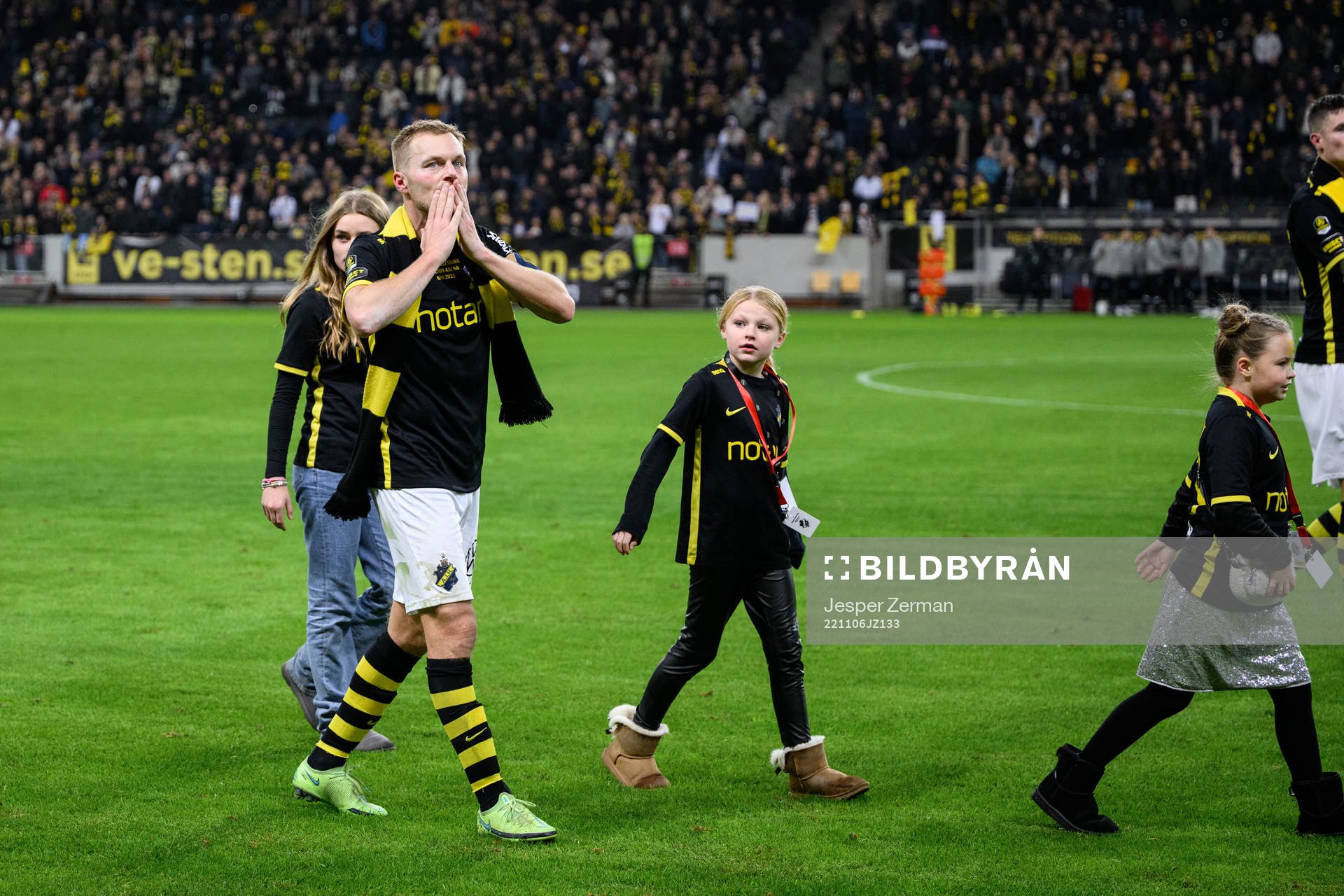 AIKs Sebastian Larsson tackas av
