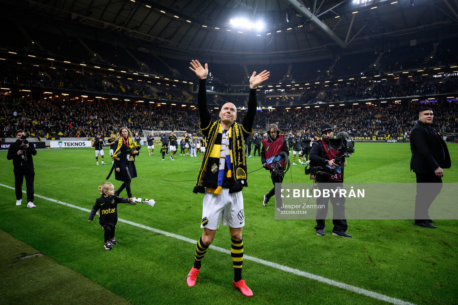 AIKs Per Karlsson tackas av