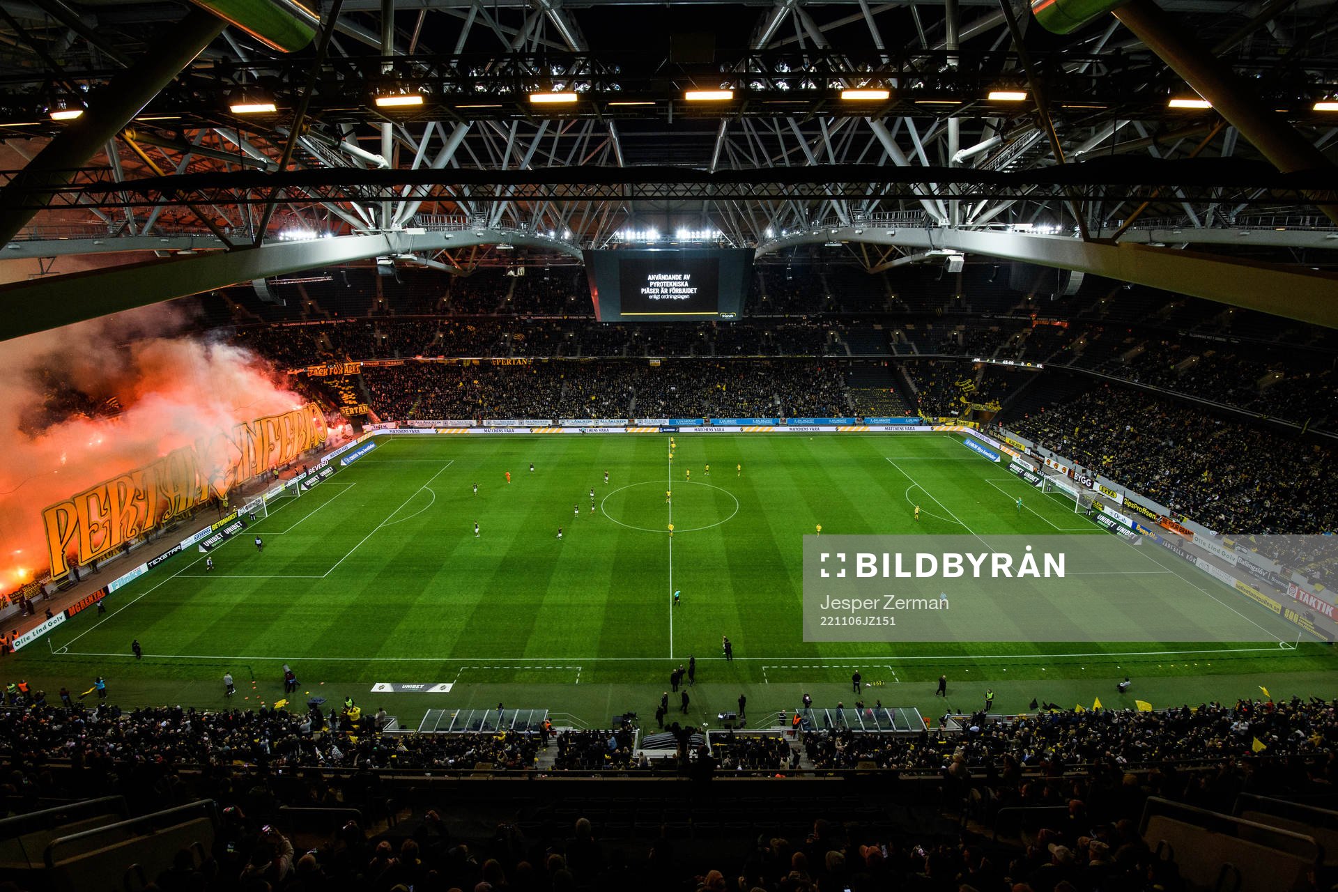 AIKs supportrar med ett tifo tillägnat Per Karlsson