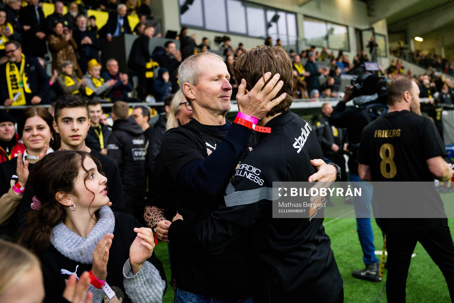 Häckens Erik Friberg kramas om av pappa Peter Friberg