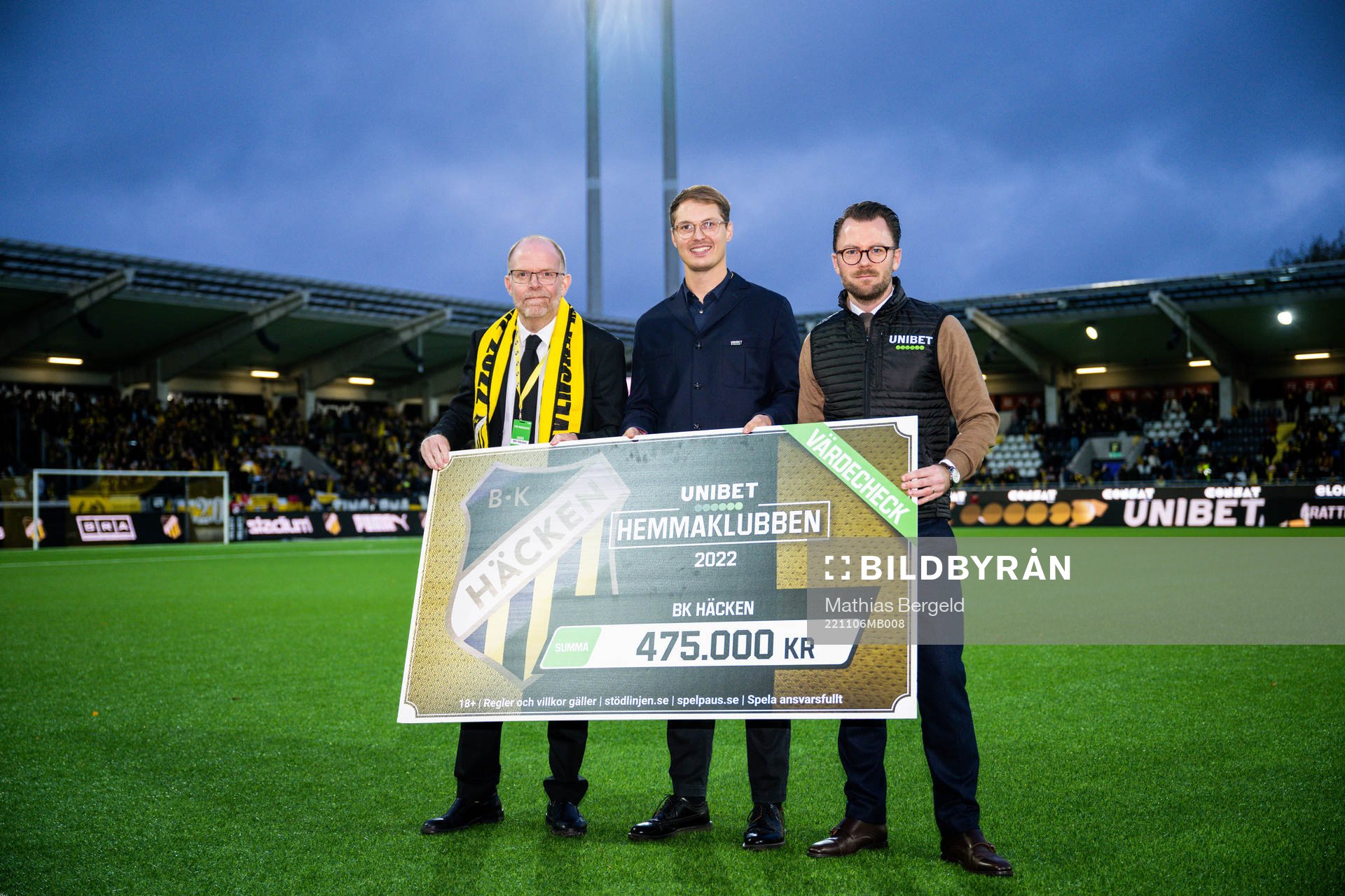 Häckens ordförande Anders Billström tar emot en check