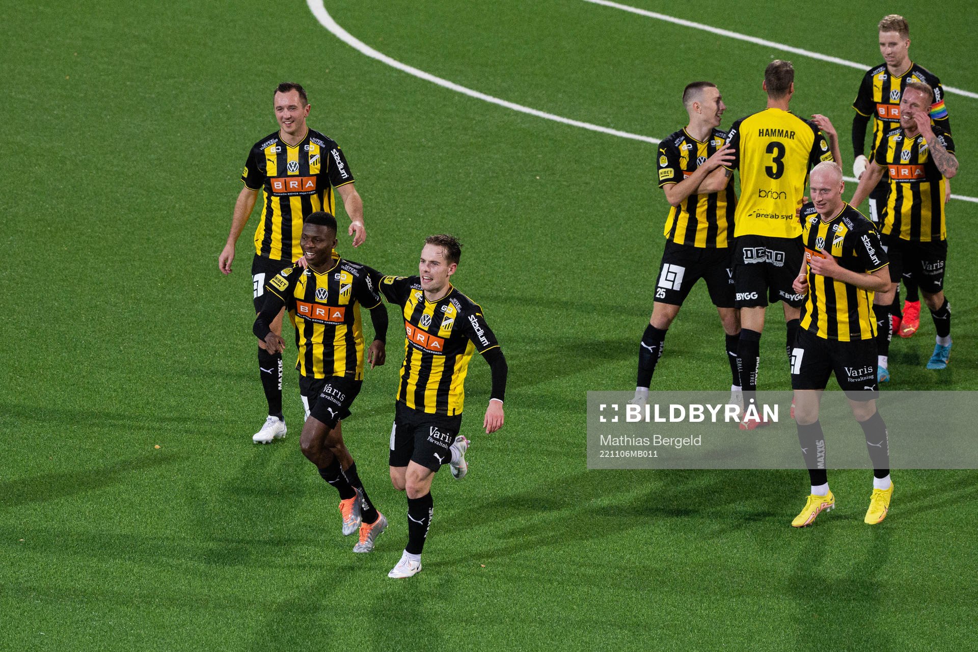 Häckens Akoua Romeo Amane jublar