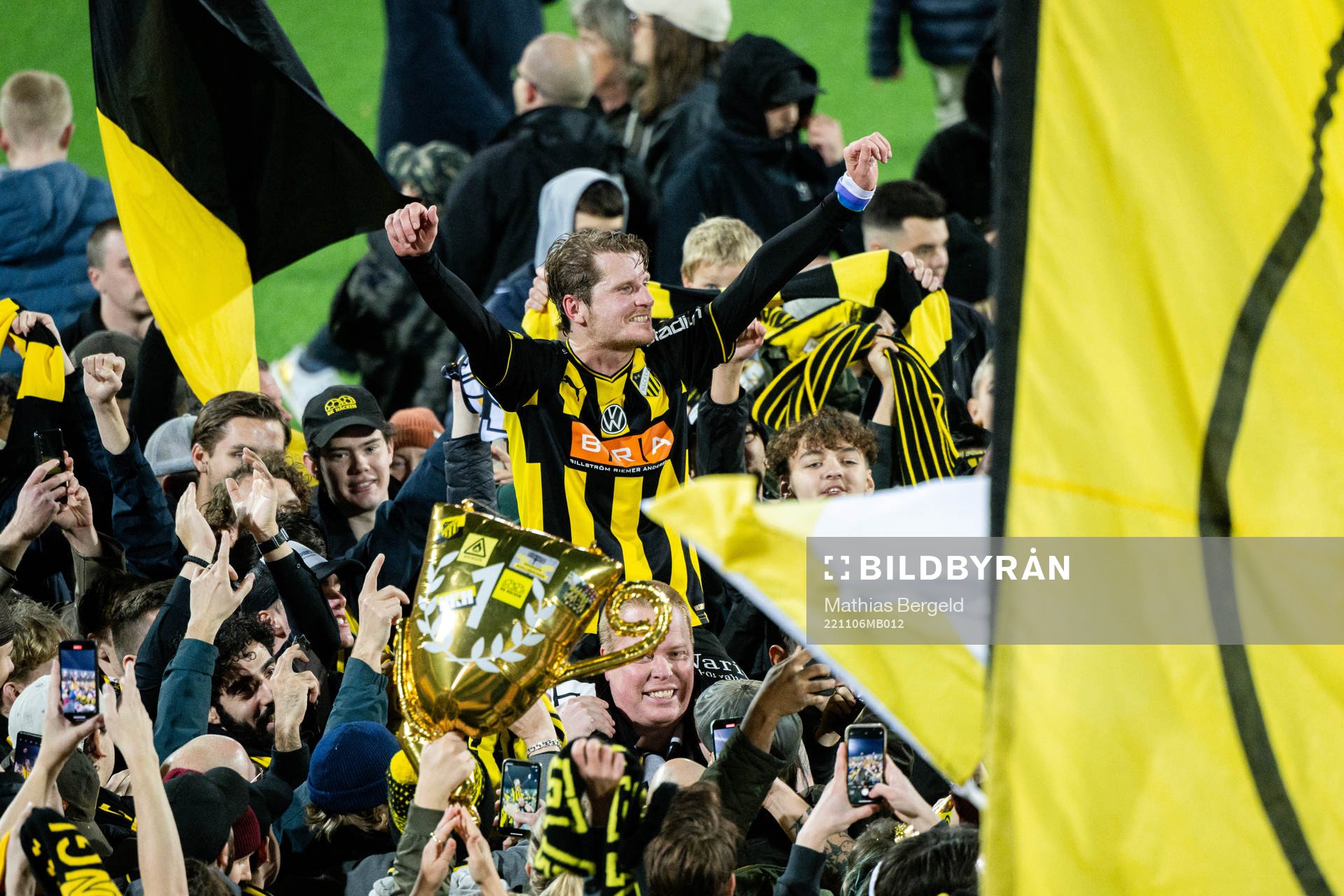 Häckens Erik Friberg jublar med supportar efter fotbollsmatchen i Allsvenskan mellan Häcken och IFK Norrköping den 6 november 2022 i Göteborg.