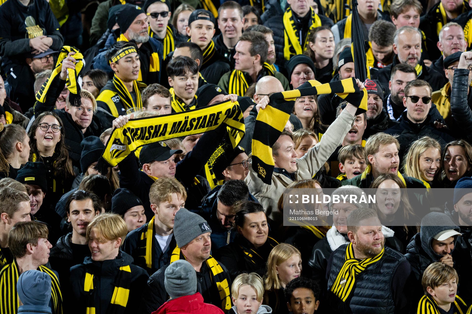 Häckens supportar jublar efter fotbollsmatchen i Allsvenskan mellan Häcken och IFK Norrköping den 6 november 2022 i Göteborg. 