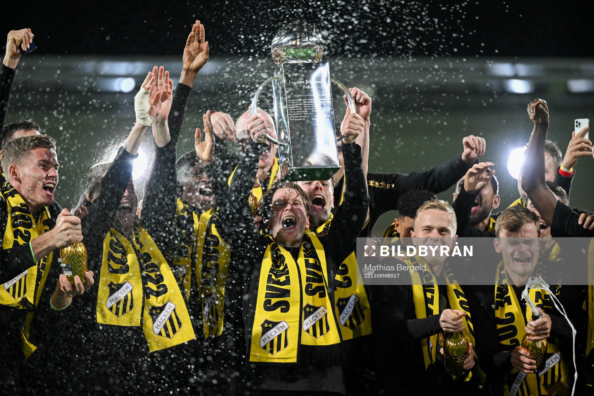 Häckens Erik Friberg jublar med pokalen
