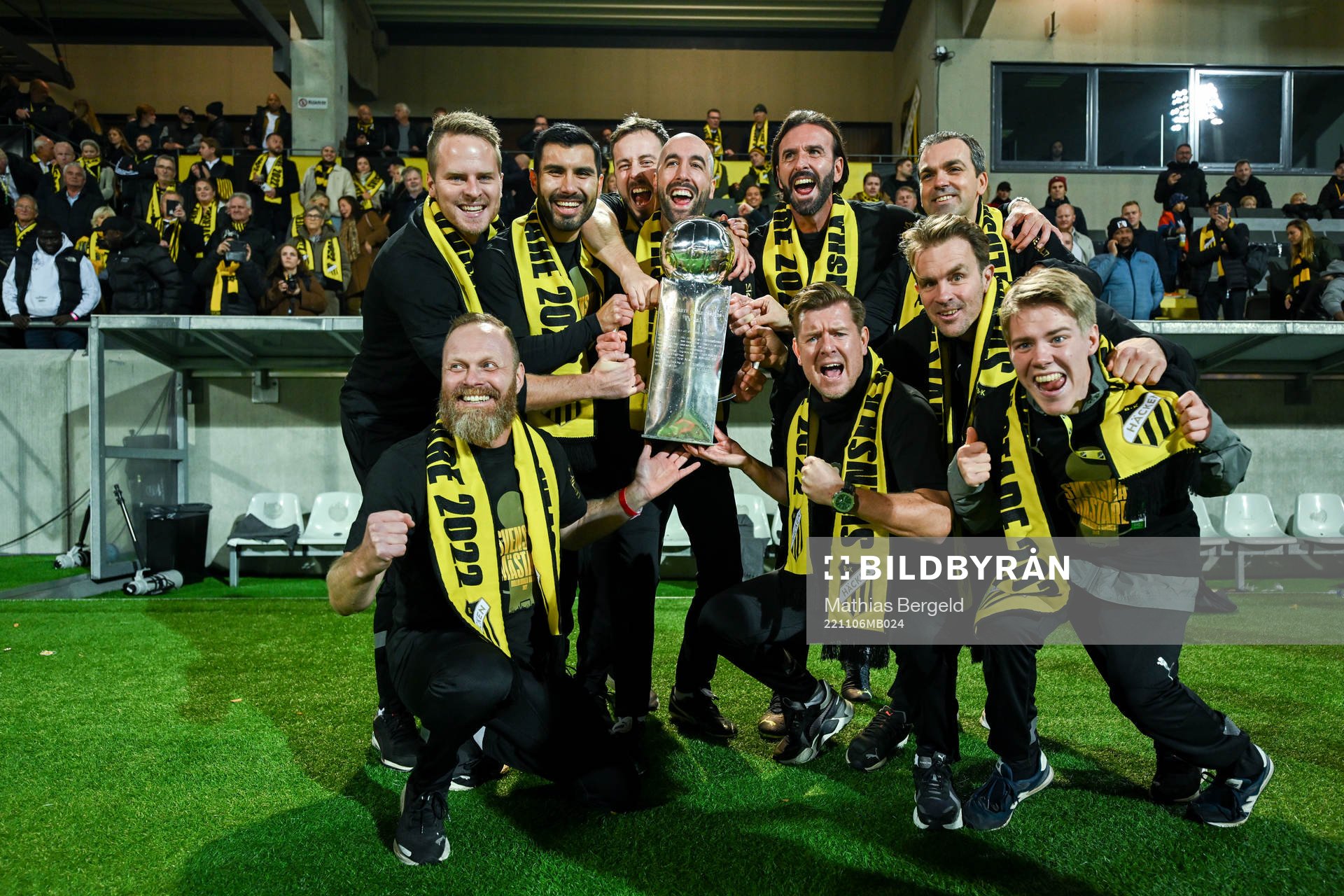 Häckens ledare jublar med pokalen