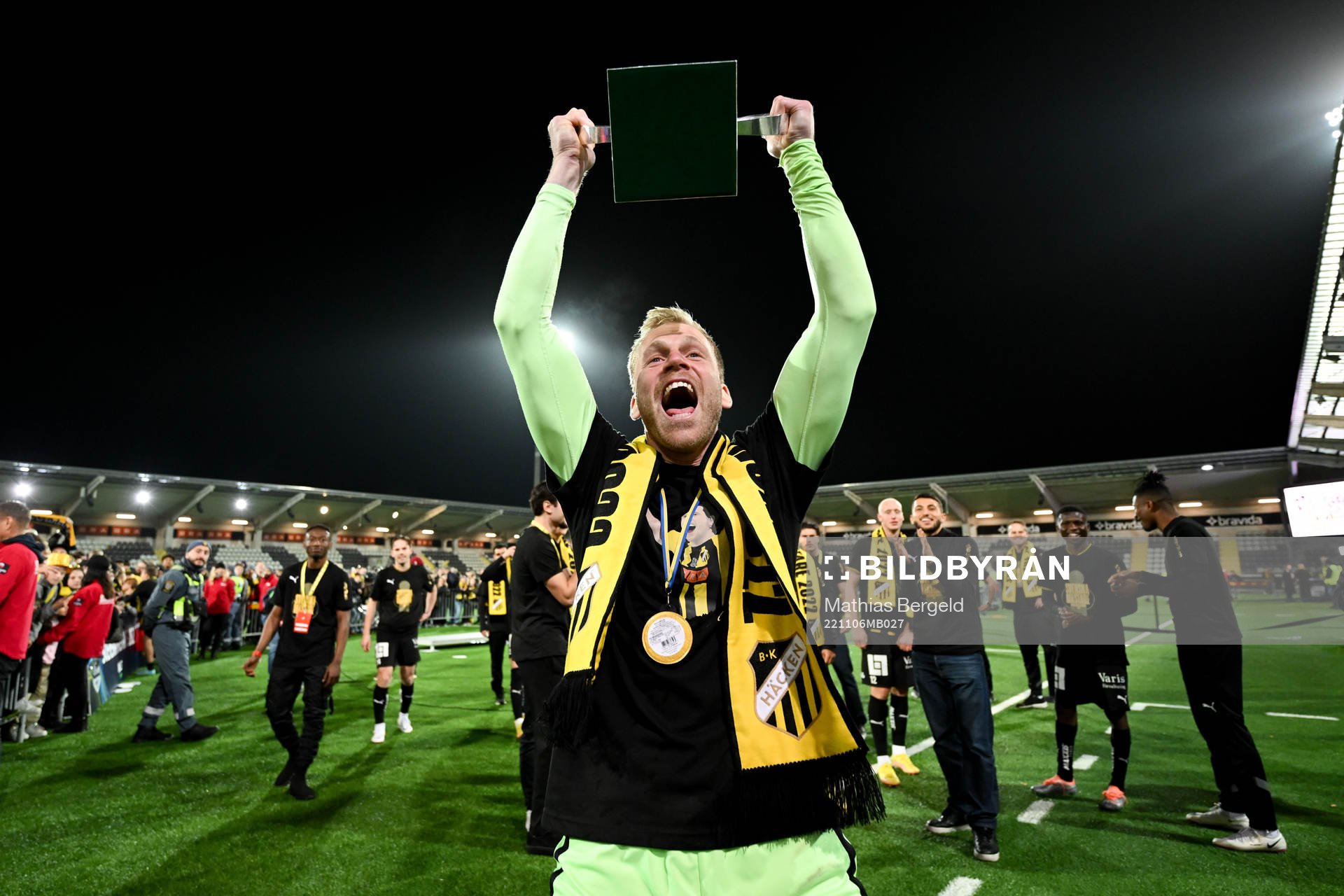 Häckens målvakt Peter Abrahamsson jublar med pokalen
