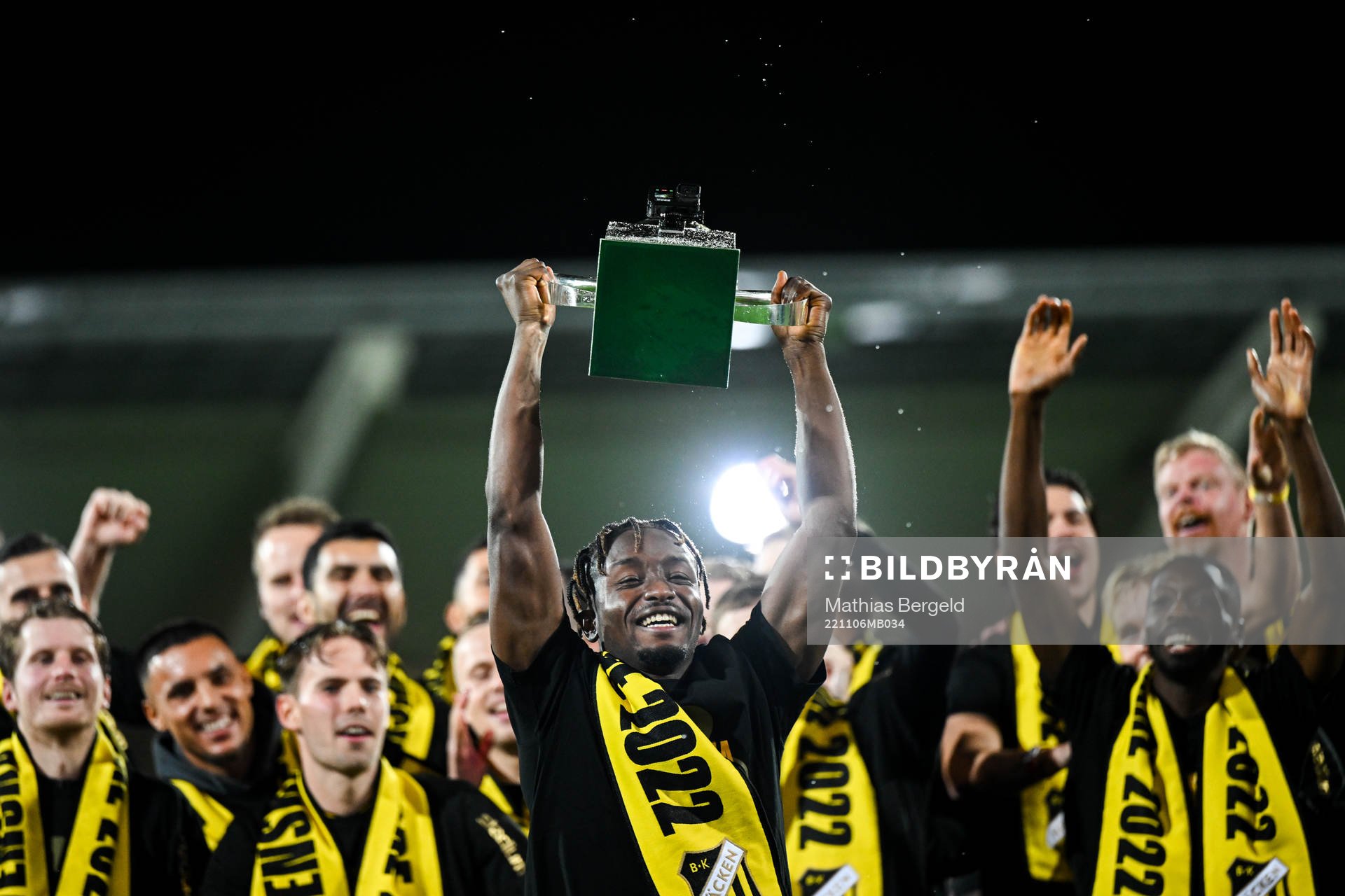 Häckens Ibrahim Sadiq jublar med pokalen
