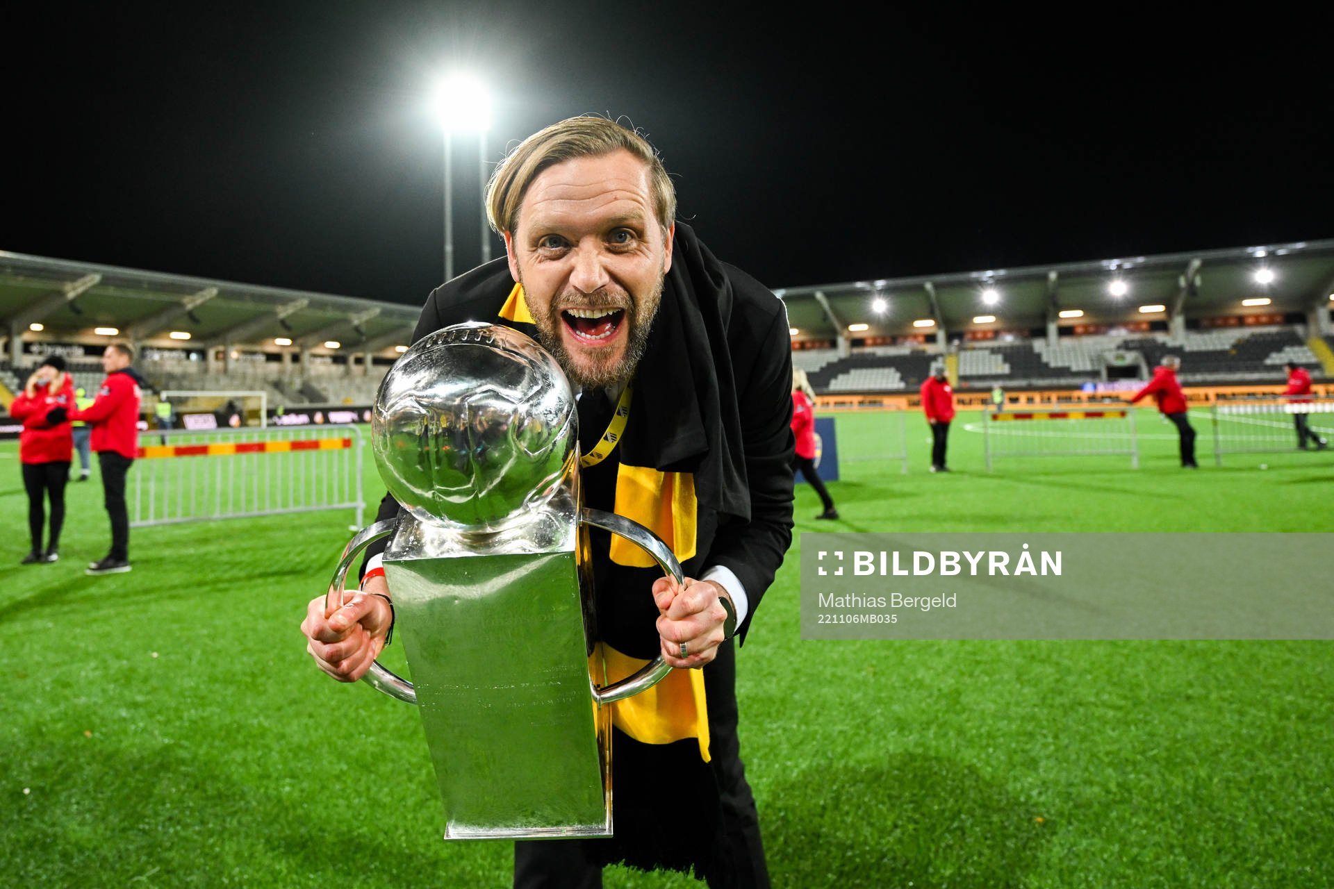 Häckens klubbchef Marcus Jodin jublar med pokalen