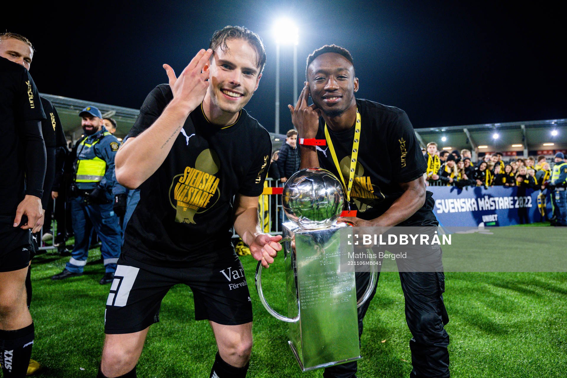 Häckens Lars Olden Larsen och Benie Traore jublar med